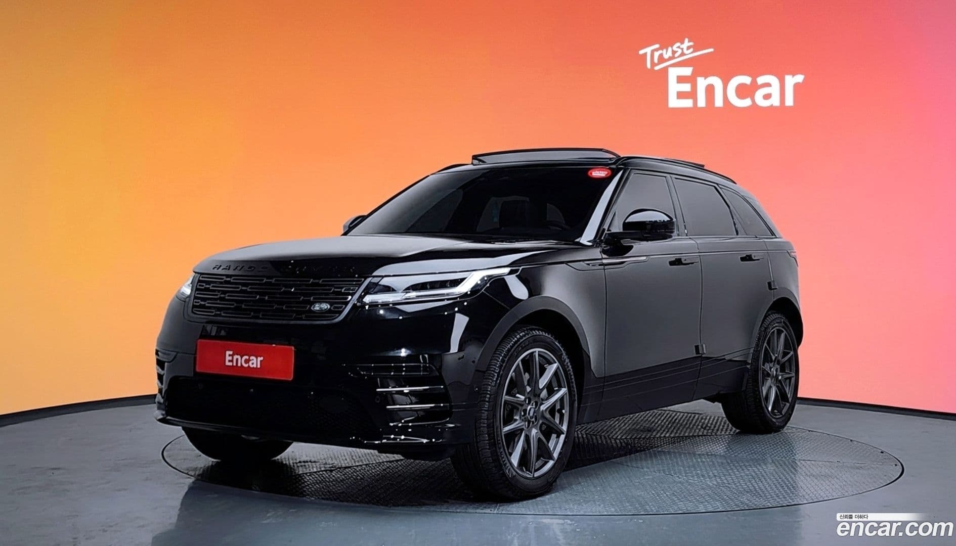 Main__Slider__Photo:Range Rover Velar Land Rover 2025.3-0
