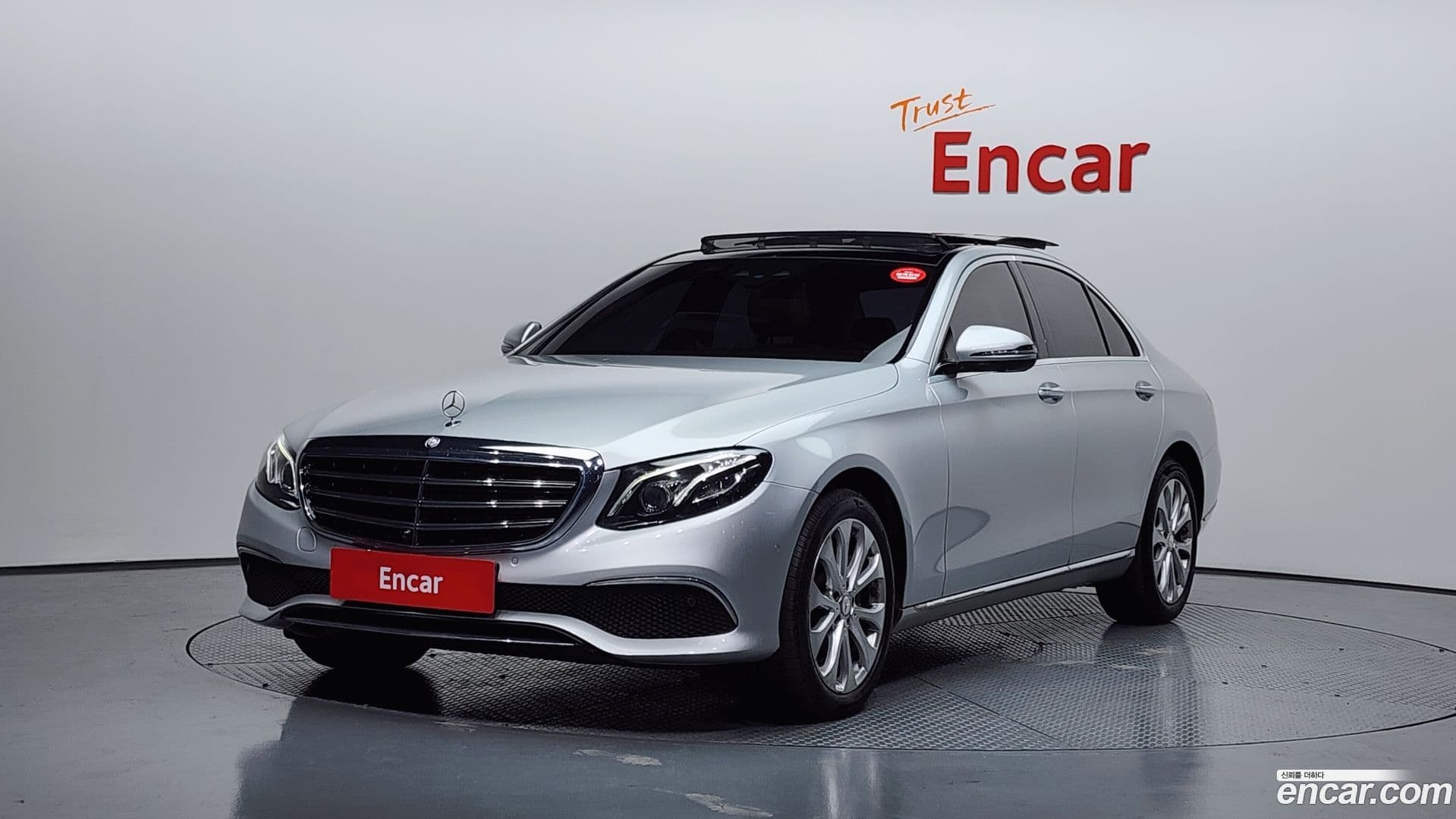 Main__Slider__Photo:E-Class Mercedes-Benz 2017.0-0