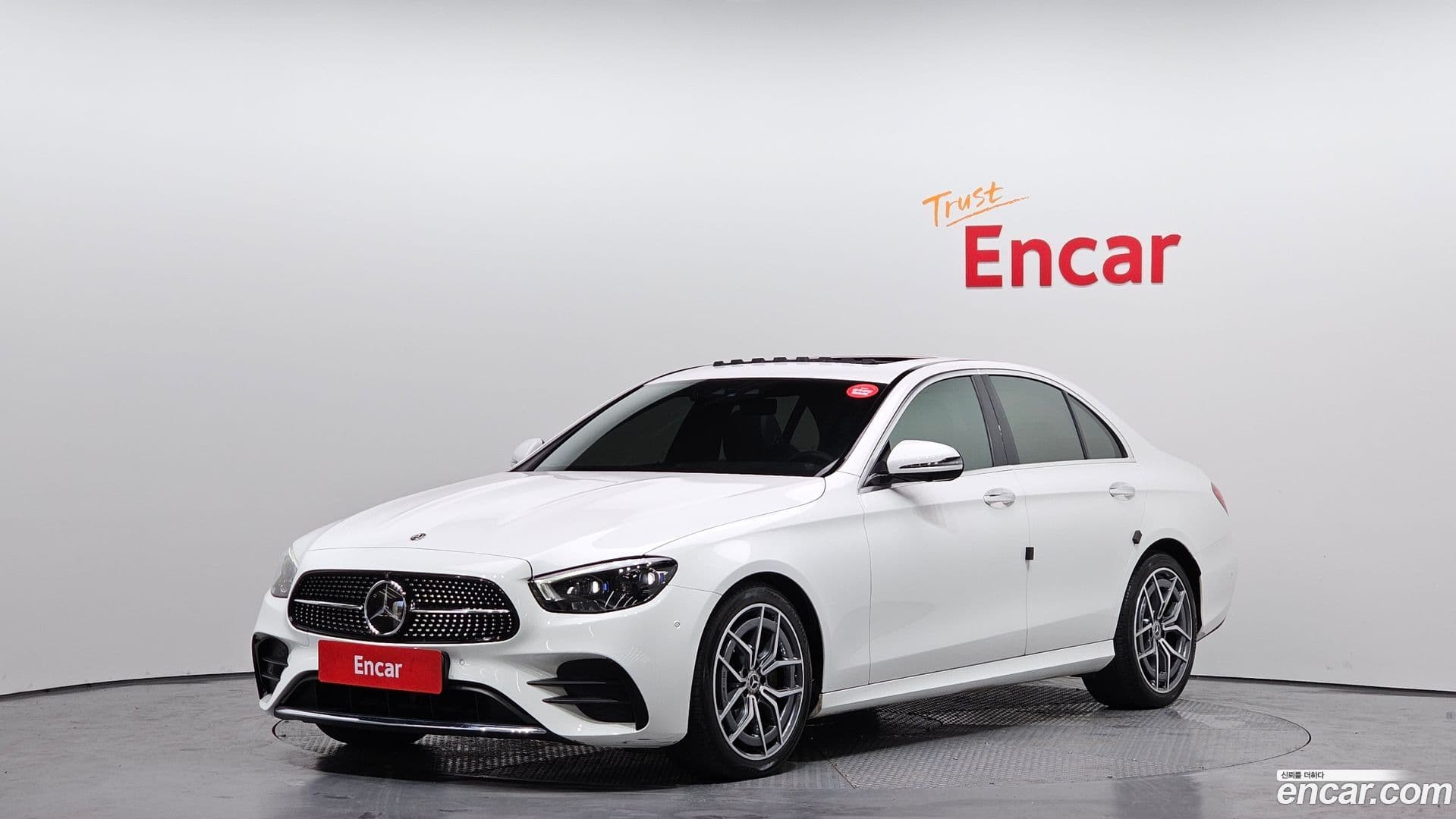 Main__Slider__Photo:E-Class Mercedes-Benz 2021.0-0