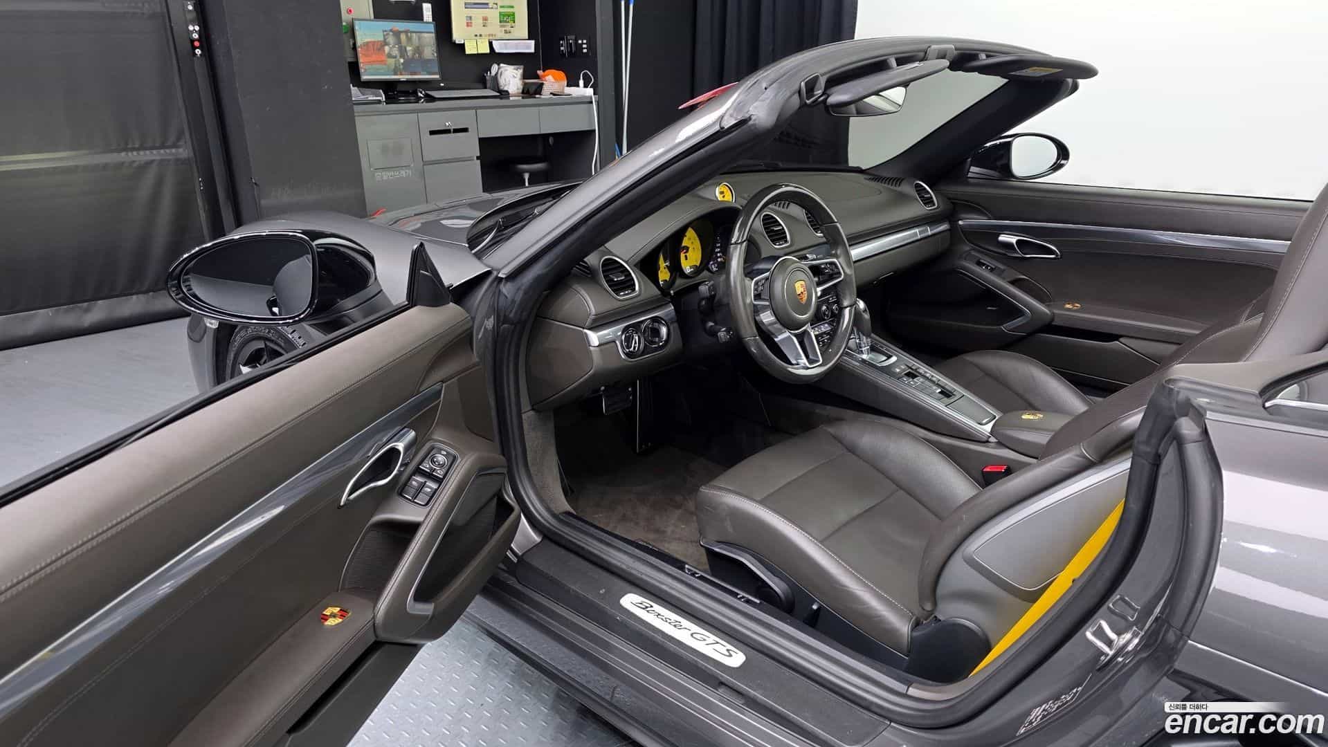 718 Porsche 2018.10-INNER-010