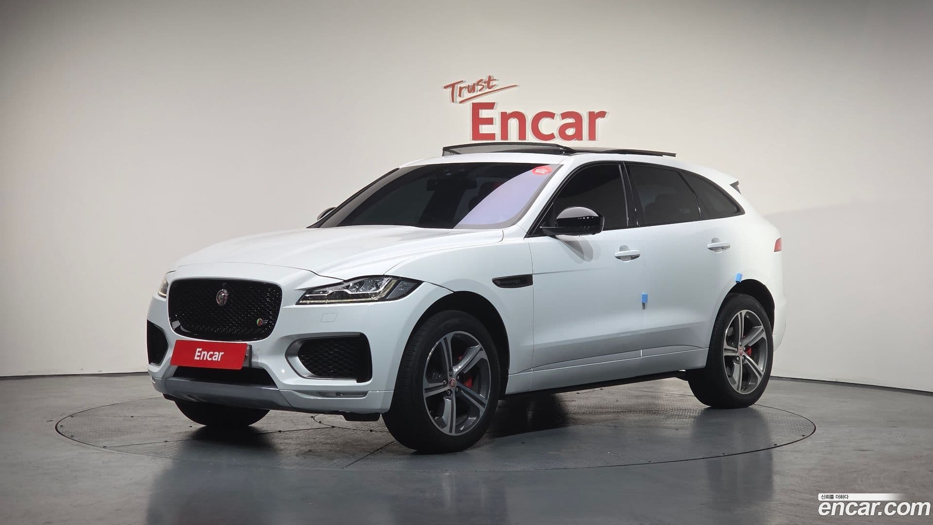 Main__Slider__Photo:F-PACE Jaguar 2017.6-0
