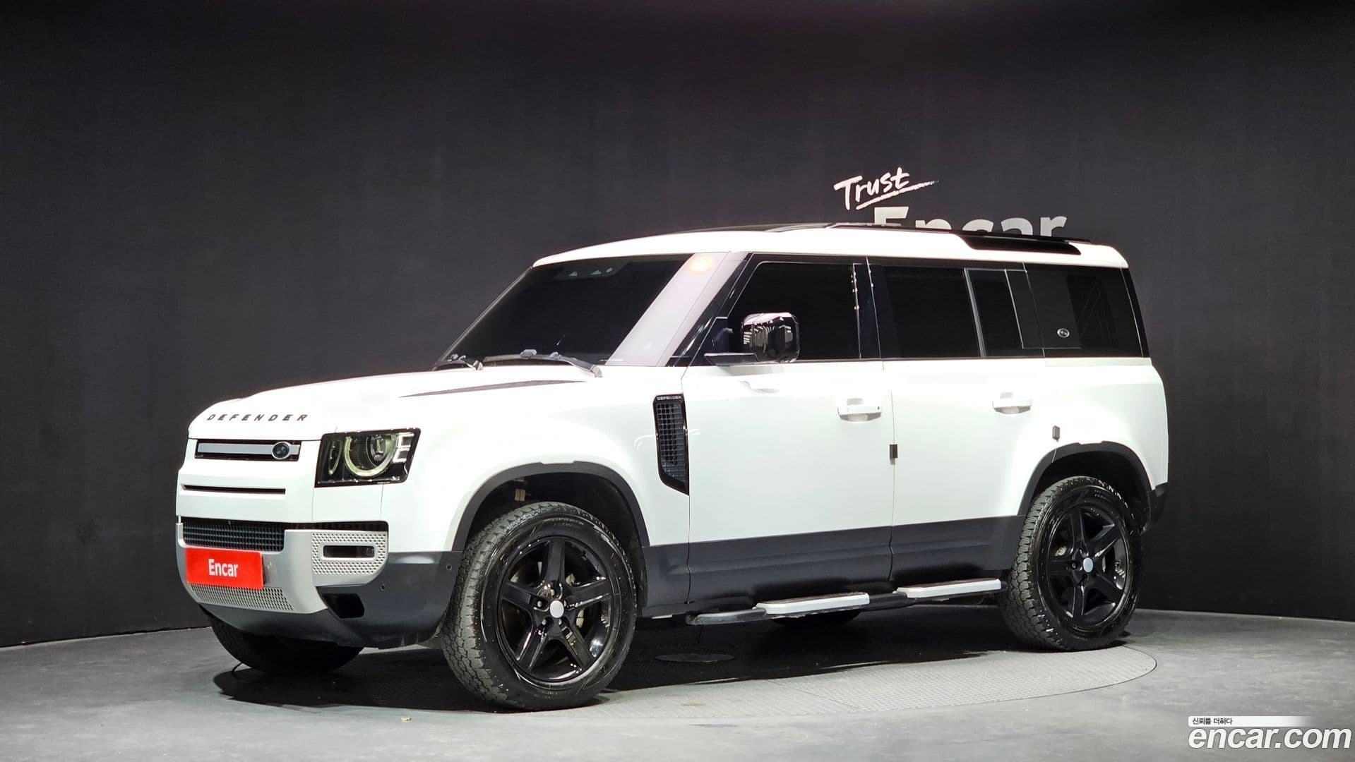Main__Slider__Photo:Defender Land Rover 2023.3-0