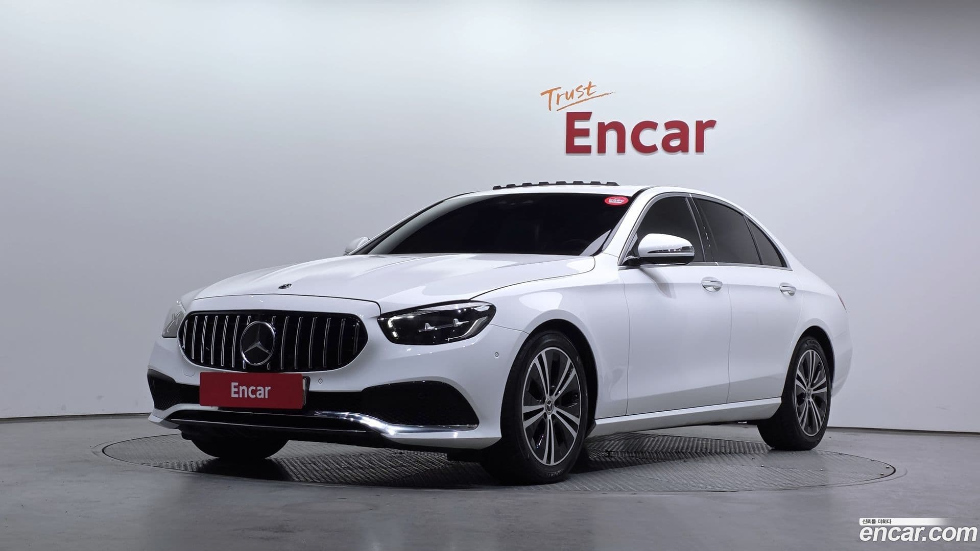 Main__Slider__Photo:E-Class Mercedes-Benz 2021.6-0
