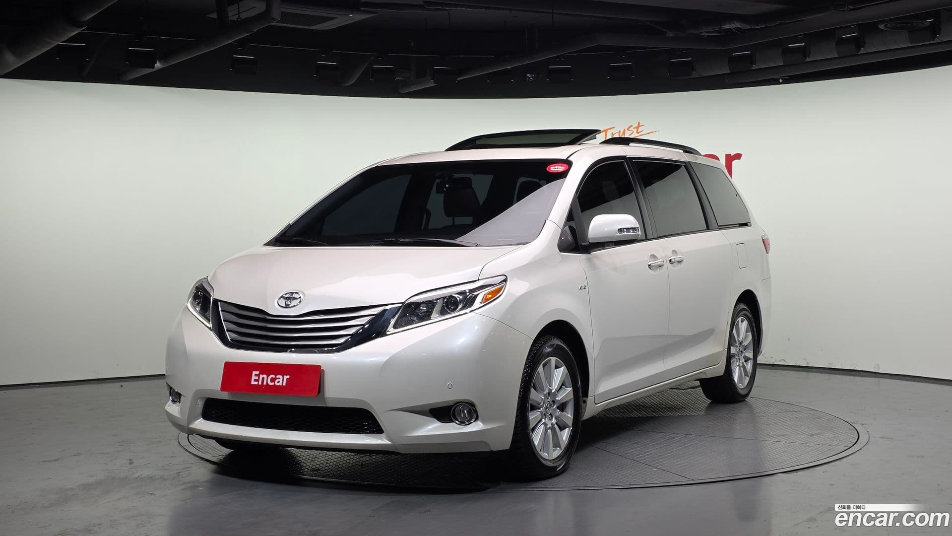 Main__Slider__Photo:Sienna Toyota 2017.11-0