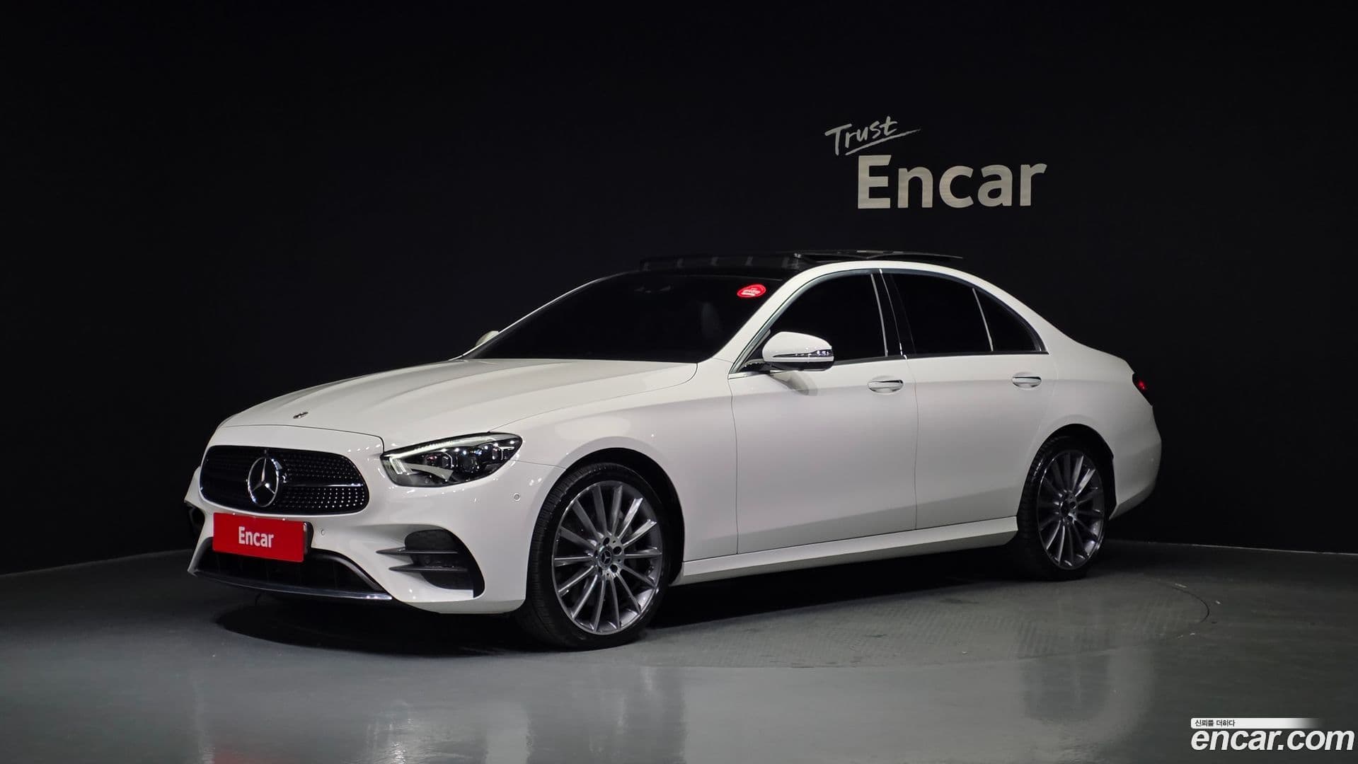 Main__Slider__Photo:E-Class Mercedes-Benz 2022.1-0