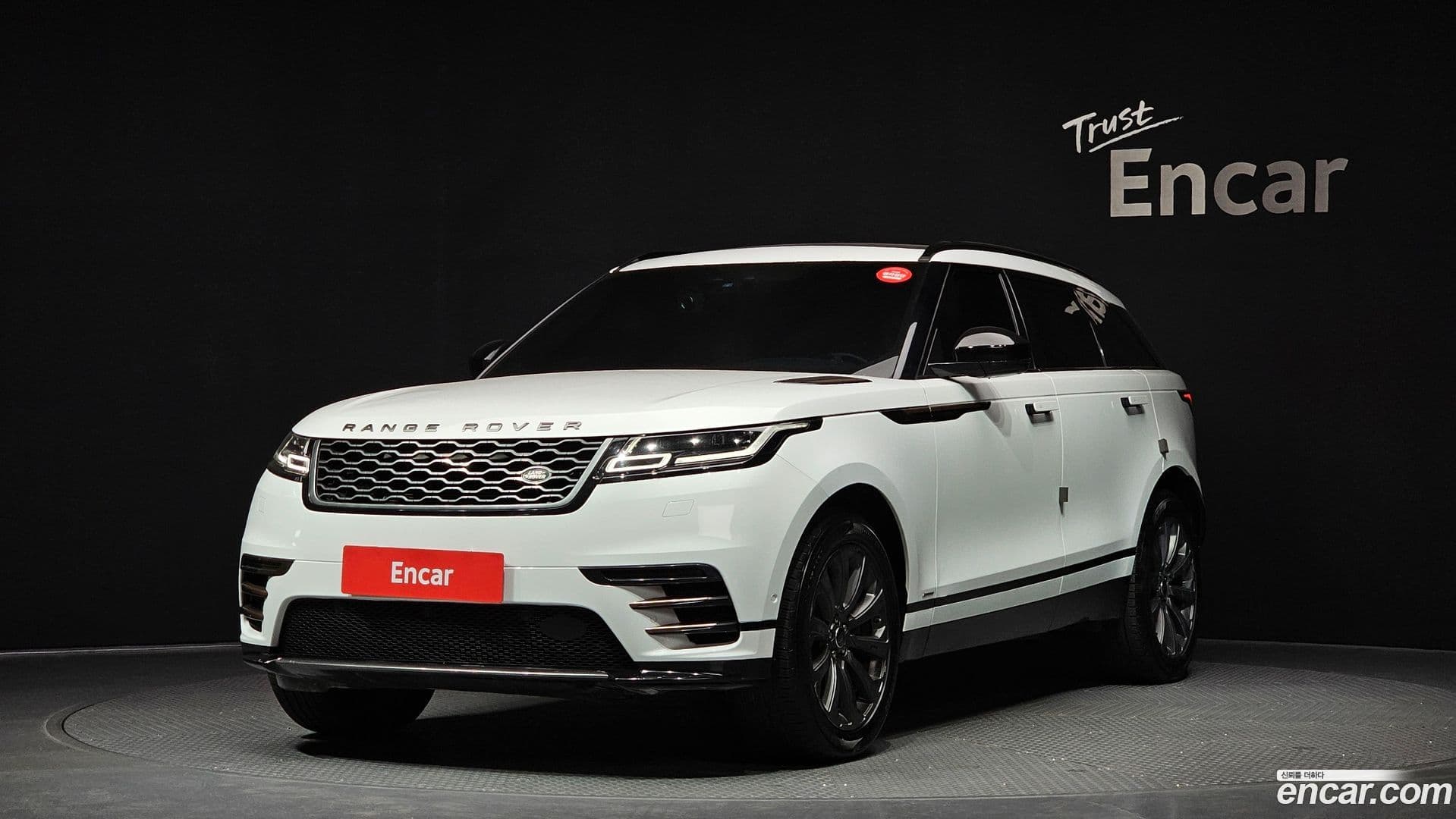 Main__Slider__Photo:Range Rover Velar Land Rover 2020.11-0