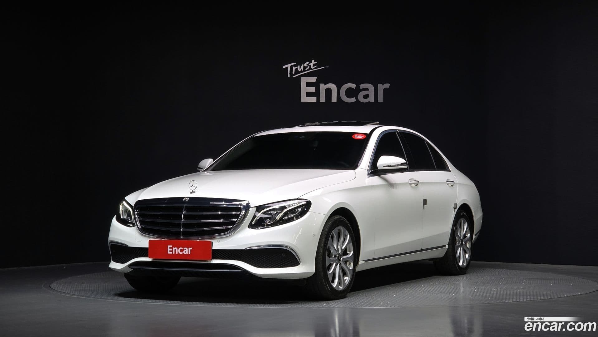 Main__Slider__Photo:E-Class Mercedes-Benz 2019.10-0