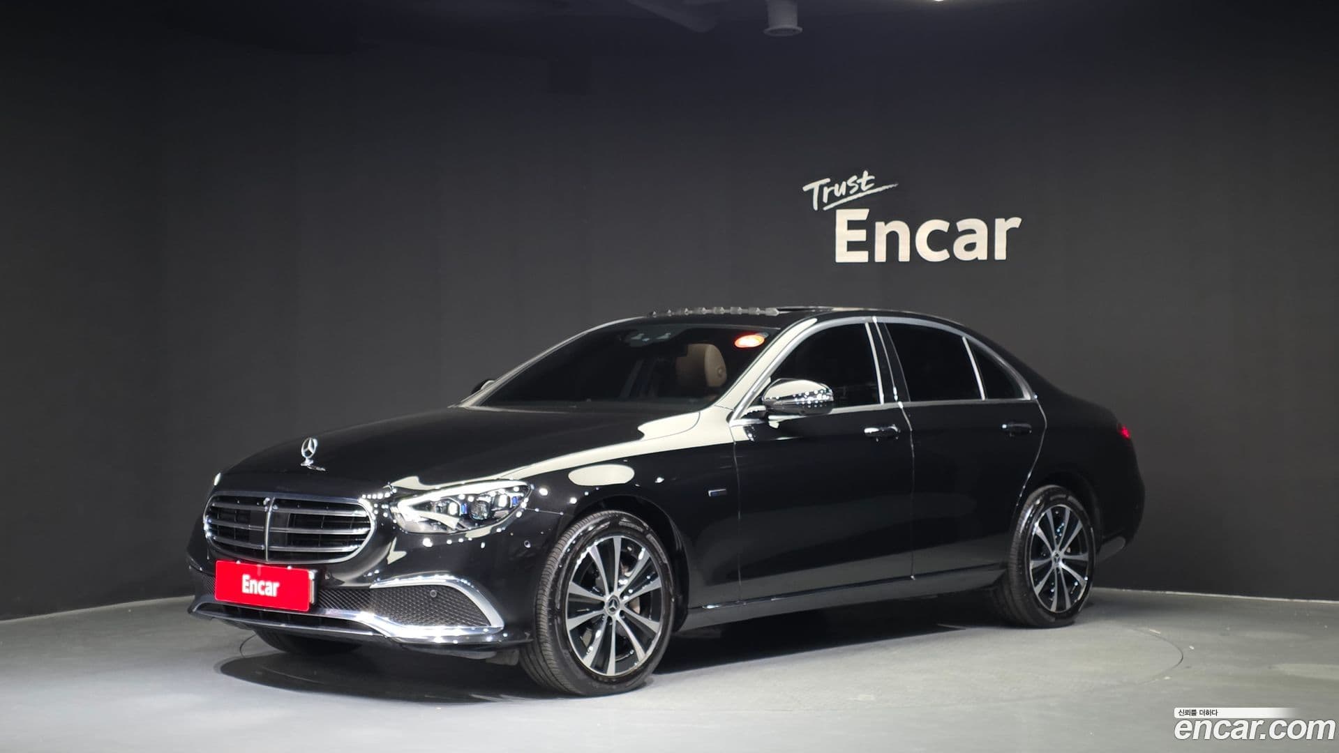 Main__Slider__Photo:E-Class Mercedes-Benz 2020.11-0