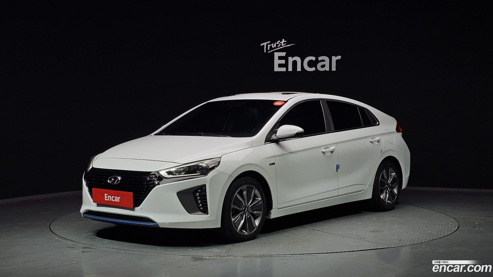 Main__Slider__Photo:Ioniq Hyundai 2016.4-0