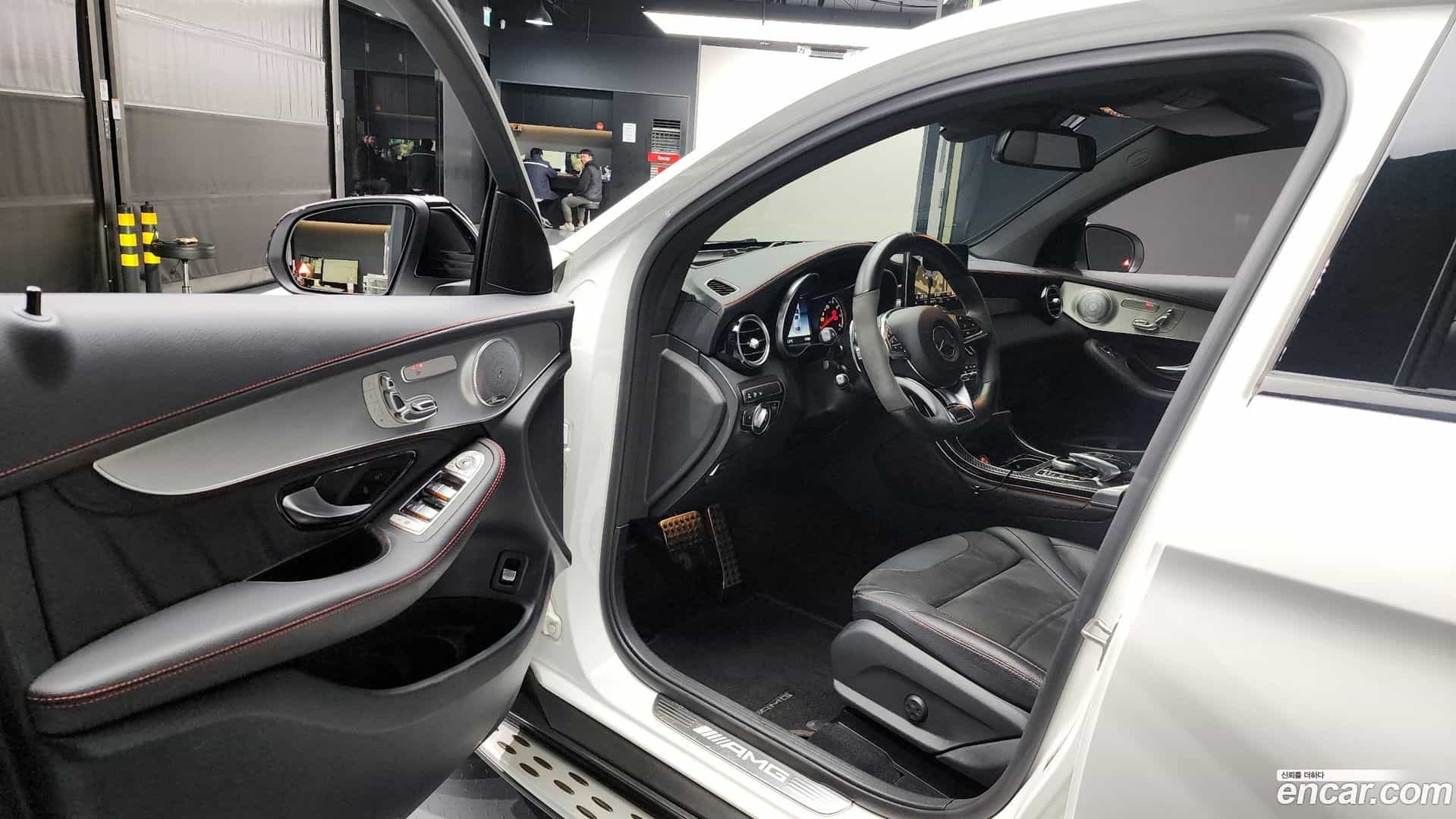 GLC-Class Mercedes-Benz 2019.10-INNER-010