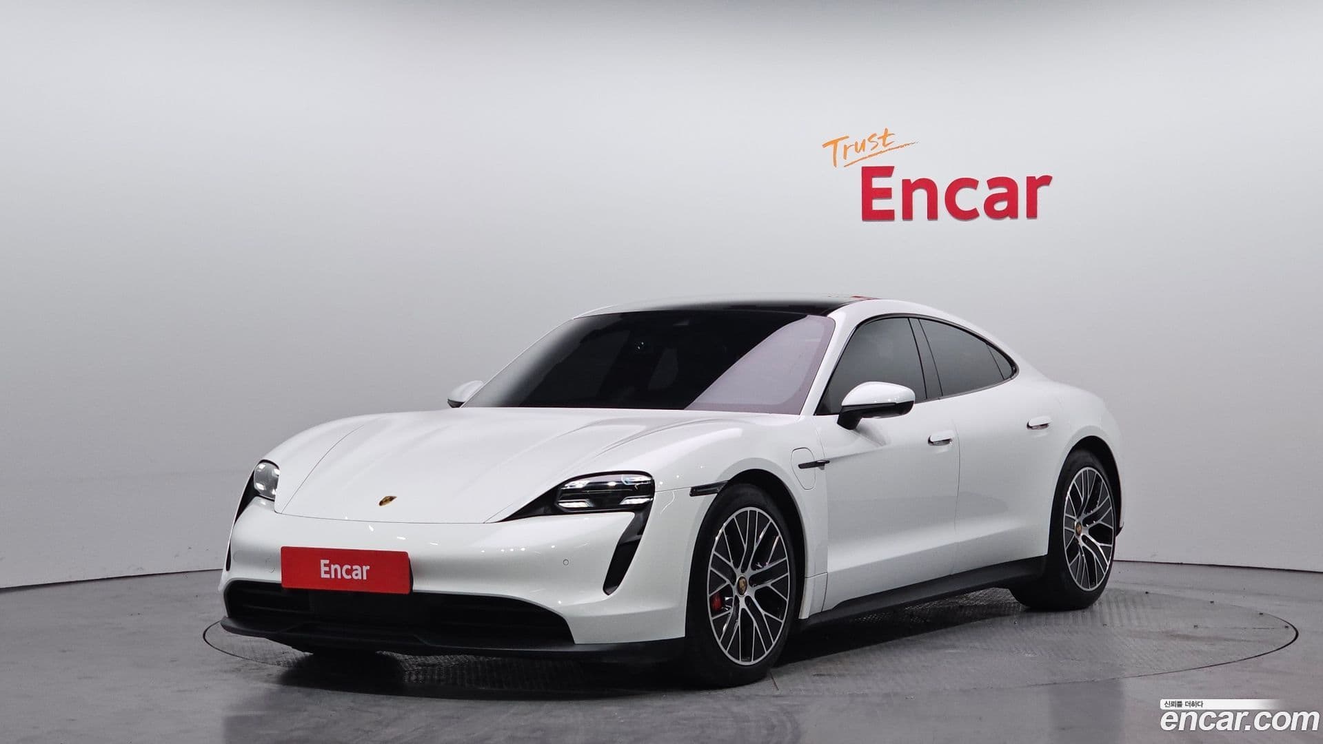 Main__Slider__Photo:Taycan Porsche 2021.5-0