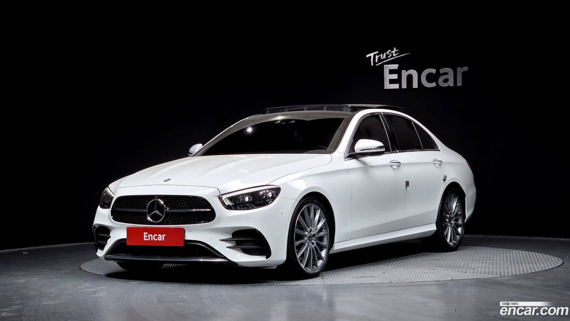 Main__Slider__Photo:E-Class Mercedes-Benz 2022.5-0