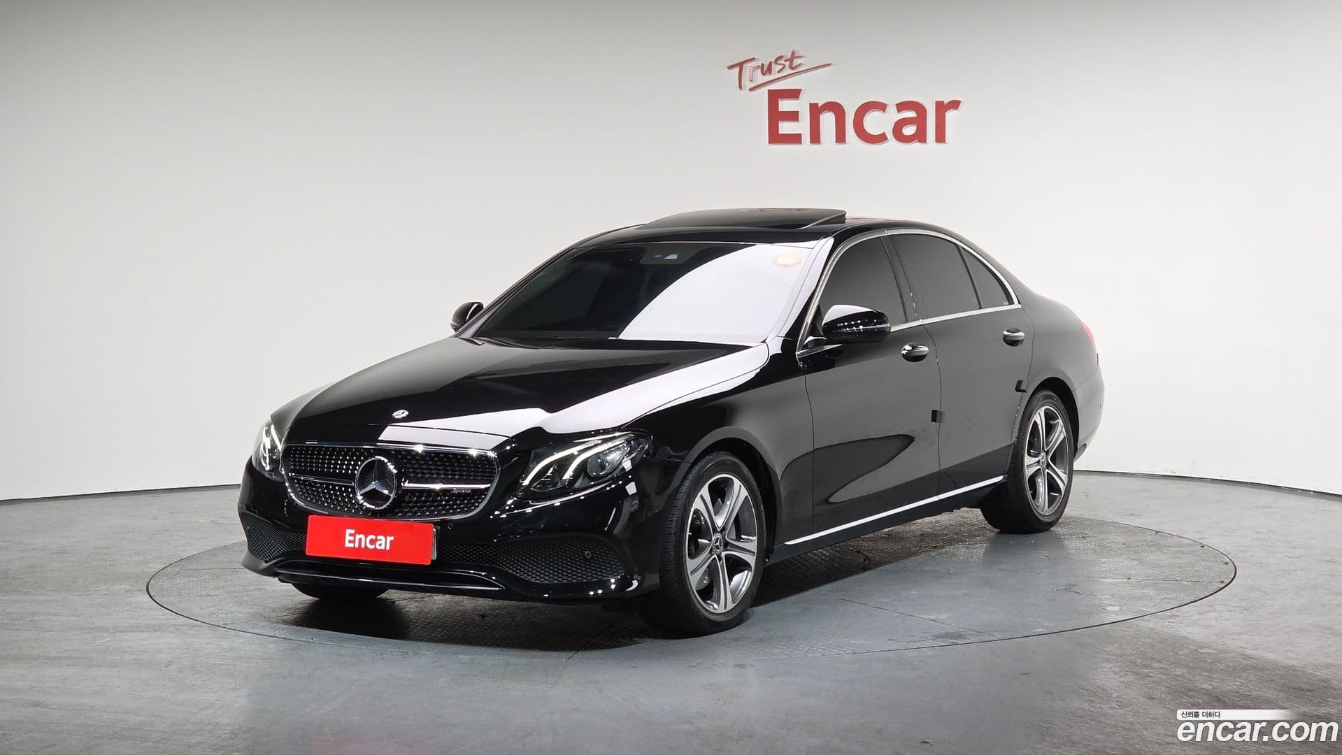 Main__Slider__Photo:E-Class Mercedes-Benz 2019.5-0
