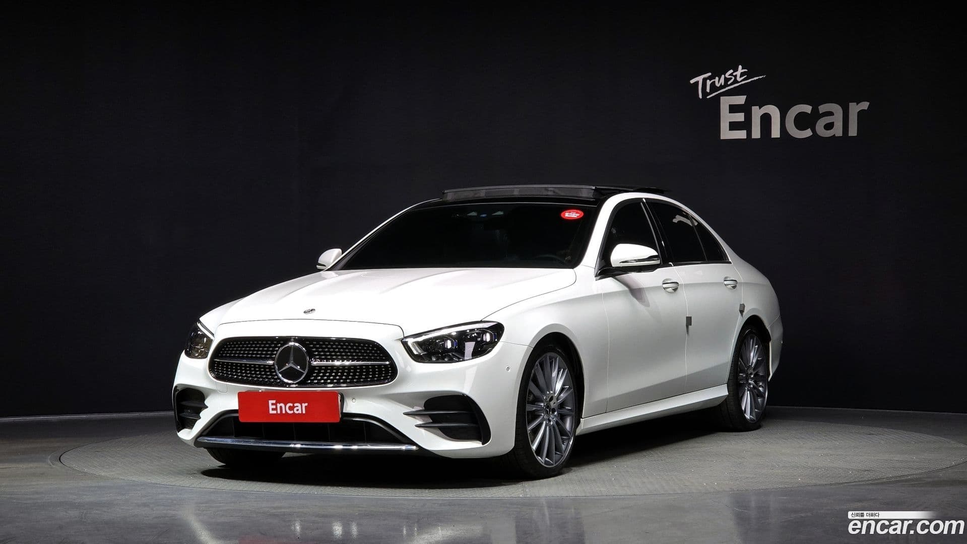 Main__Slider__Photo:E-Class Mercedes-Benz 2022.9-0