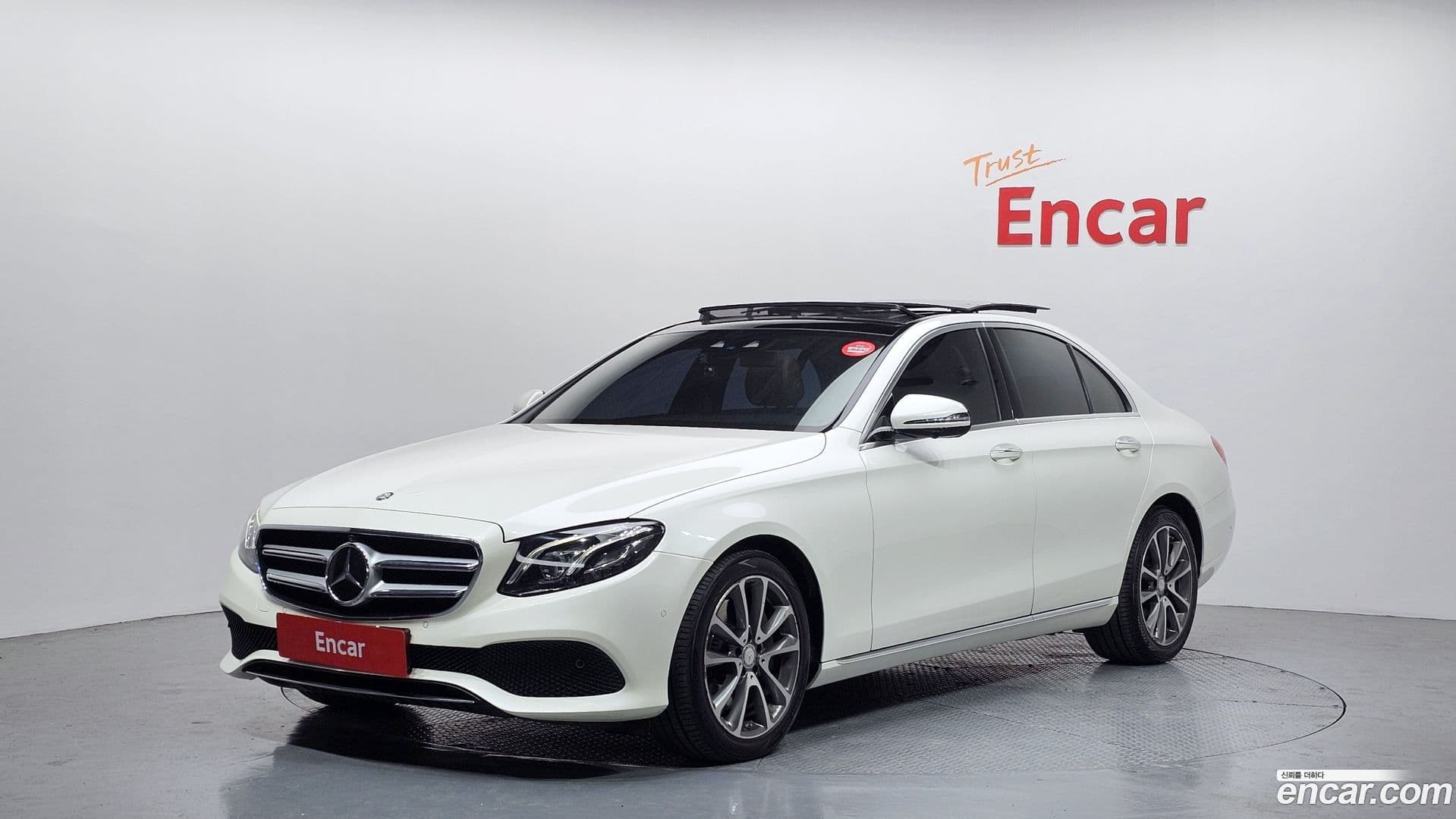 Main__Slider__Photo:E-Class Mercedes-Benz 2016.5-0