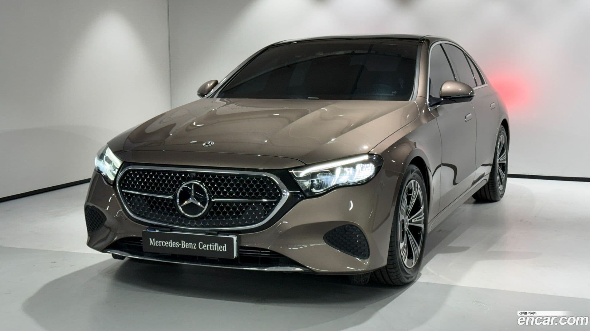 Main__Slider__Photo:E-Class Mercedes-Benz 2025.2-0