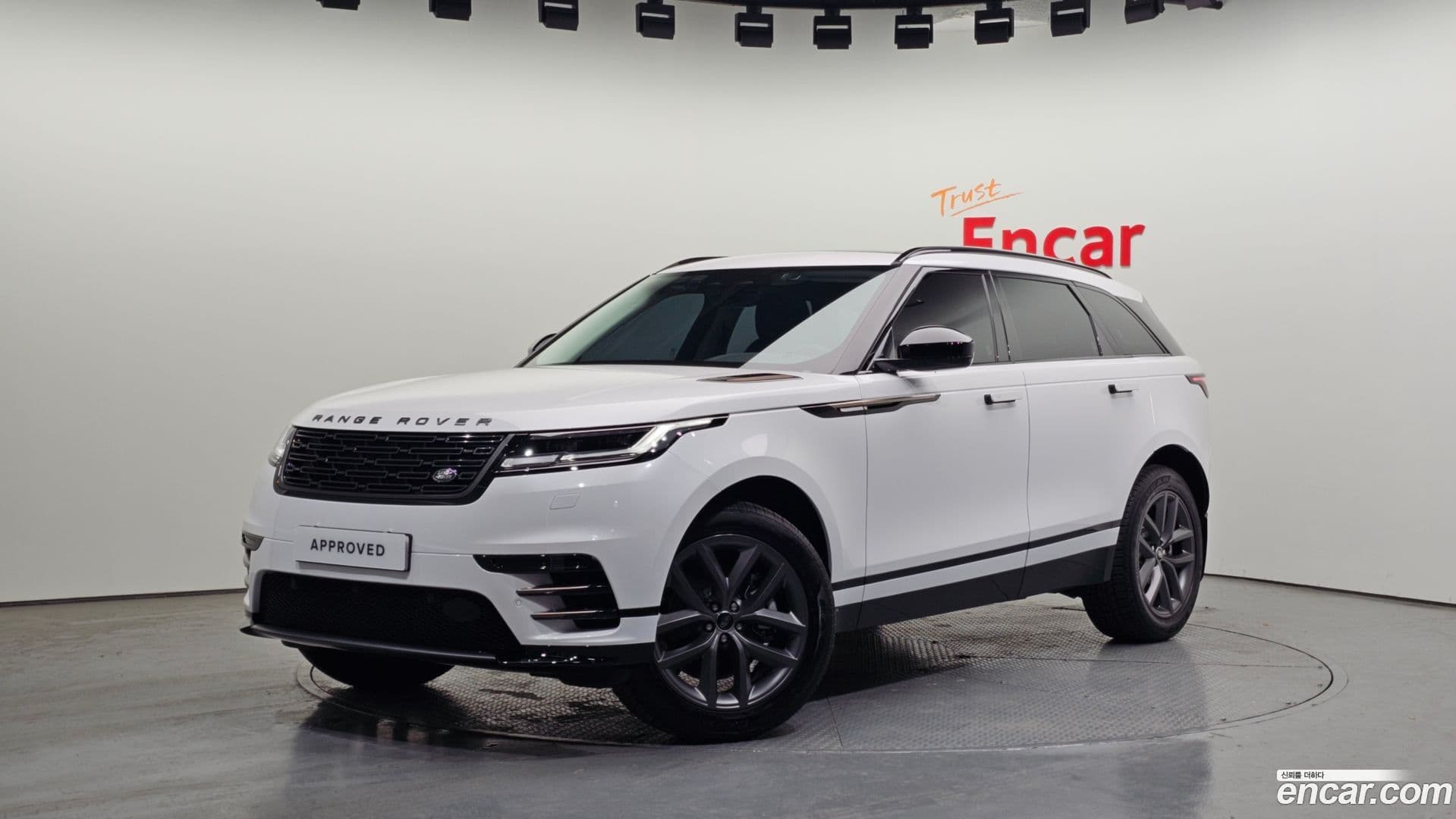 Main__Slider__Photo:Range Rover Velar Land Rover 2025.7-0
