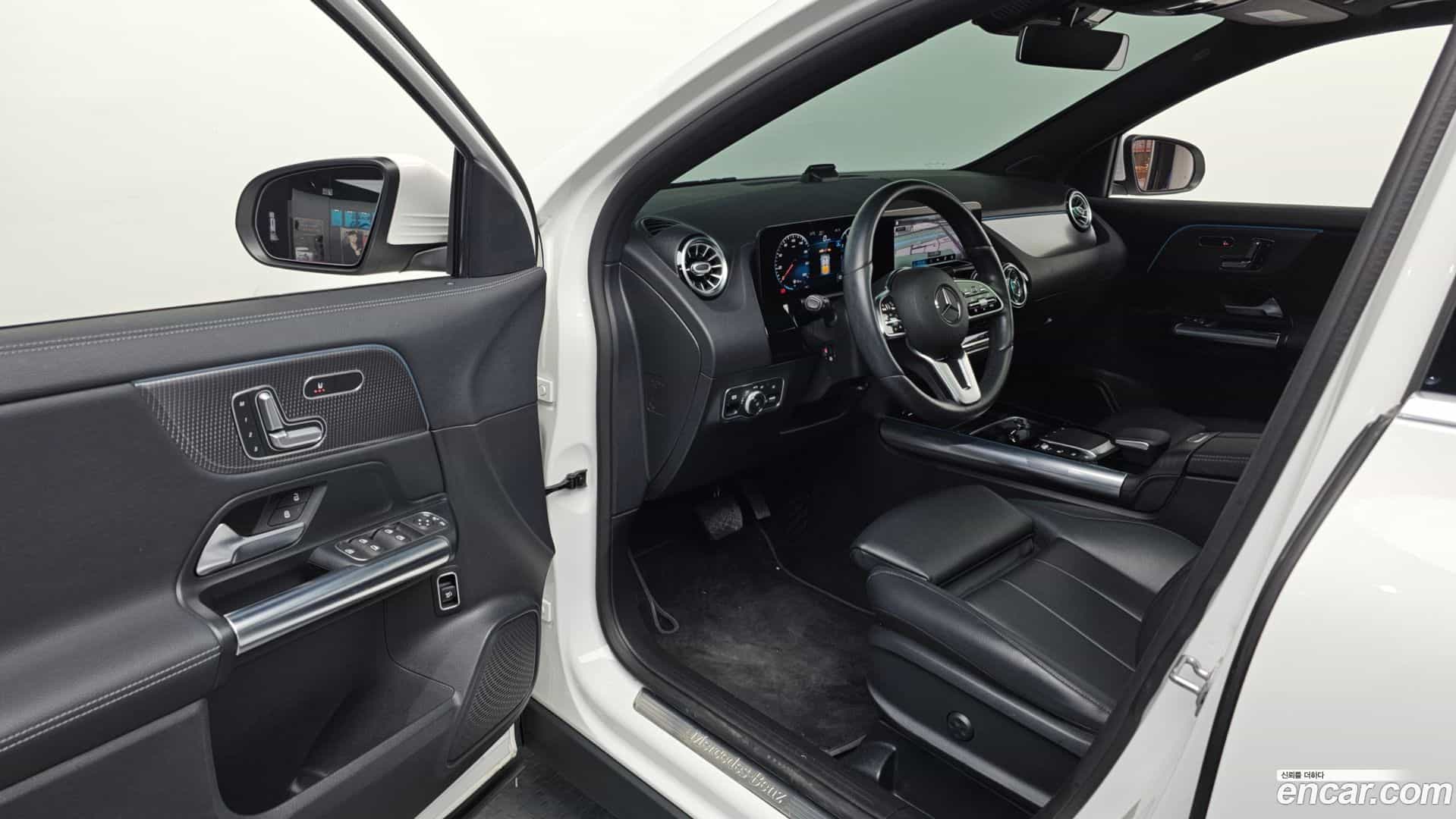 GLA-Class Mercedes-Benz 2021.1-INNER-010
