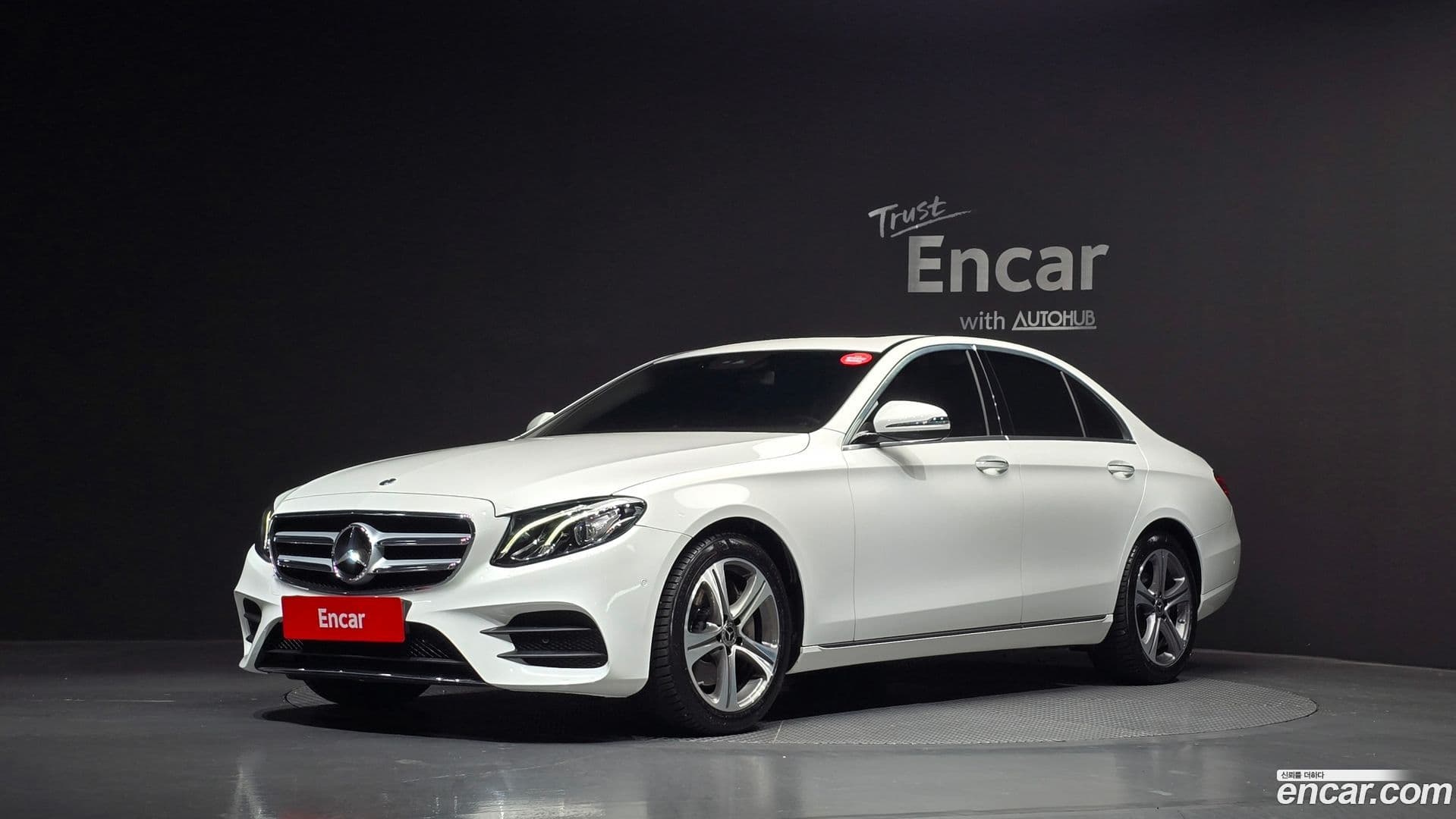 Main__Slider__Photo:E-Class Mercedes-Benz 2019.8-0