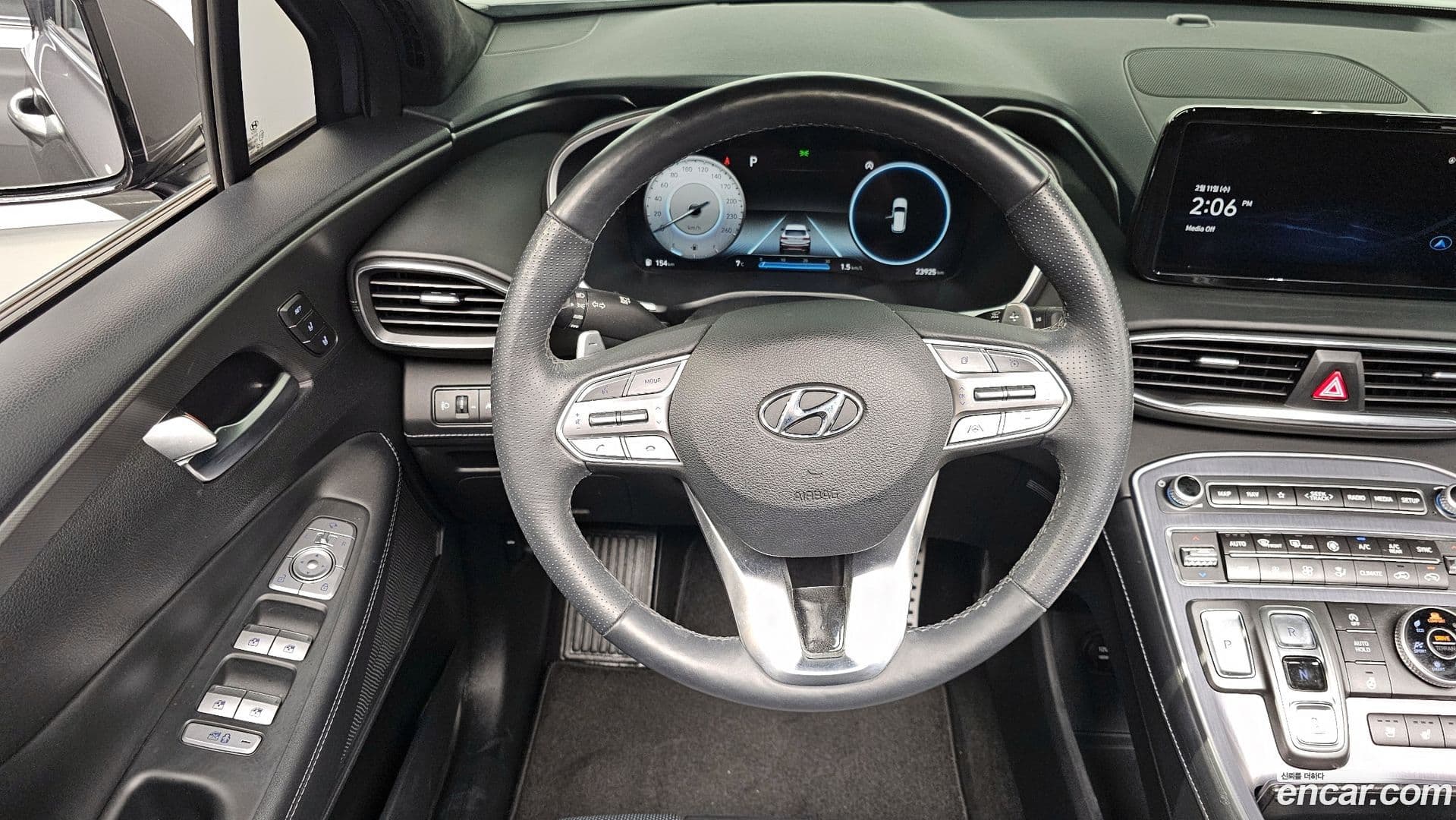 Main__Slider__Photo:Santafe Hyundai 2023.4-12
