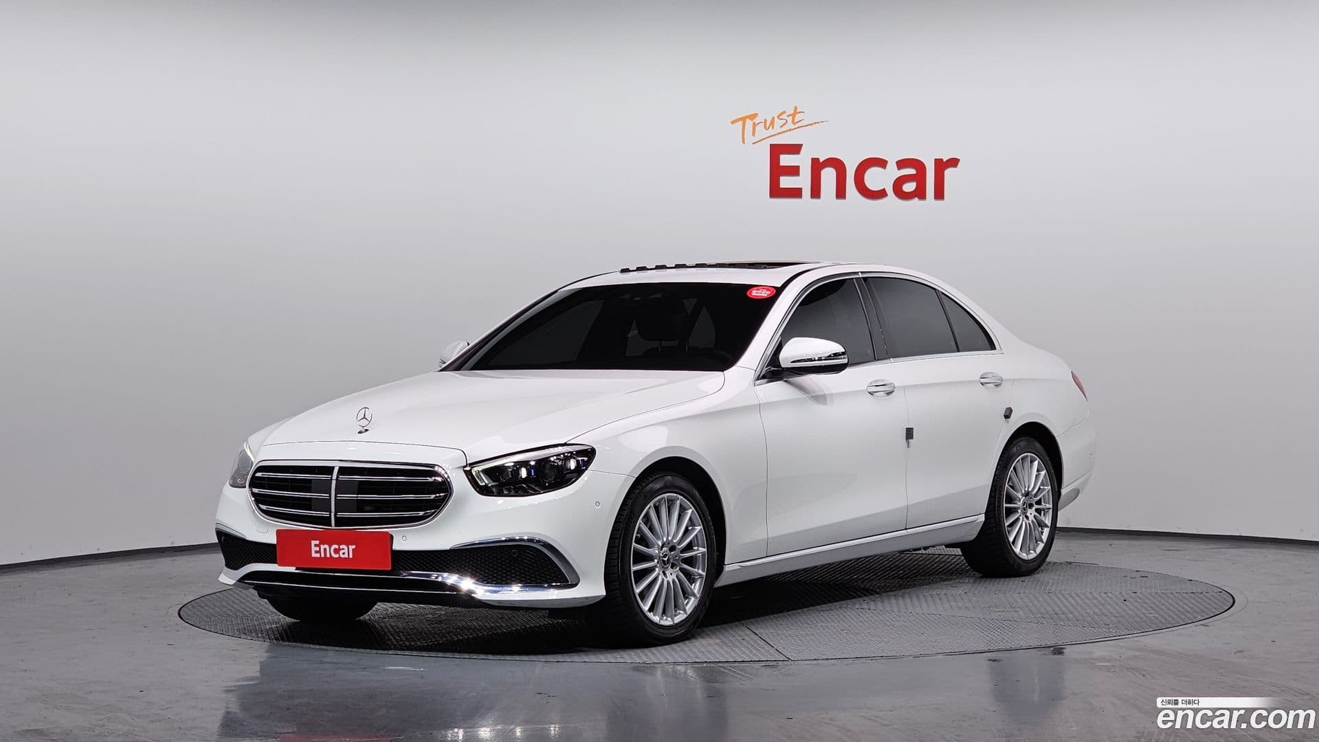 Main__Slider__Photo:E-Class Mercedes-Benz 2021.0-0