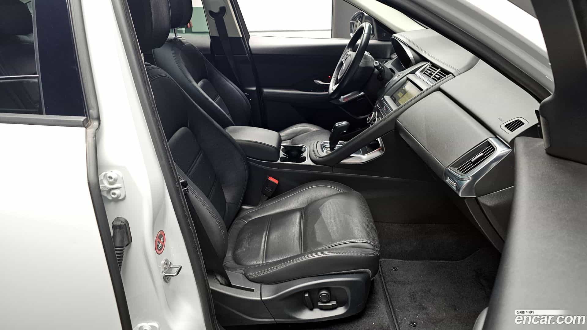 E-PACE Jaguar 2018.10-INNER-010