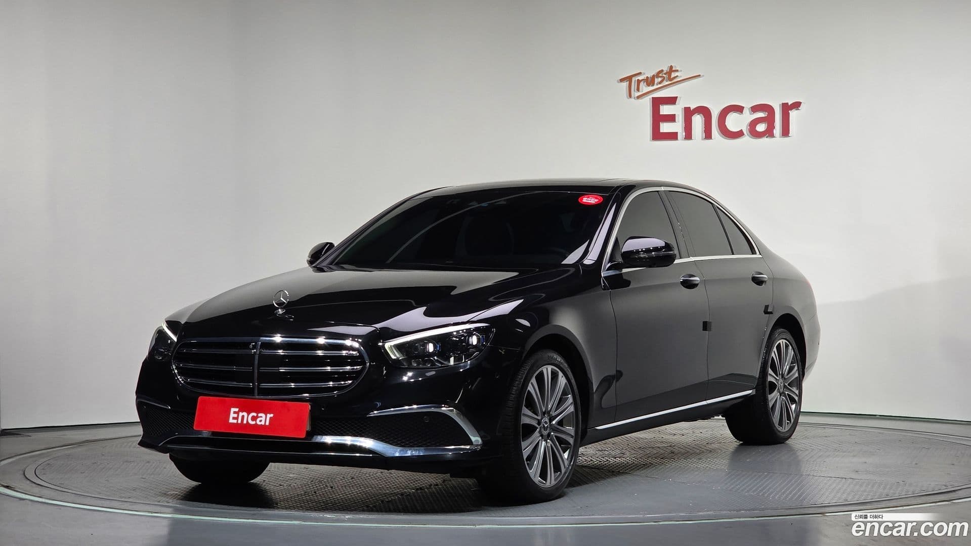 Main__Slider__Photo:E-Class Mercedes-Benz 2023.2-0
