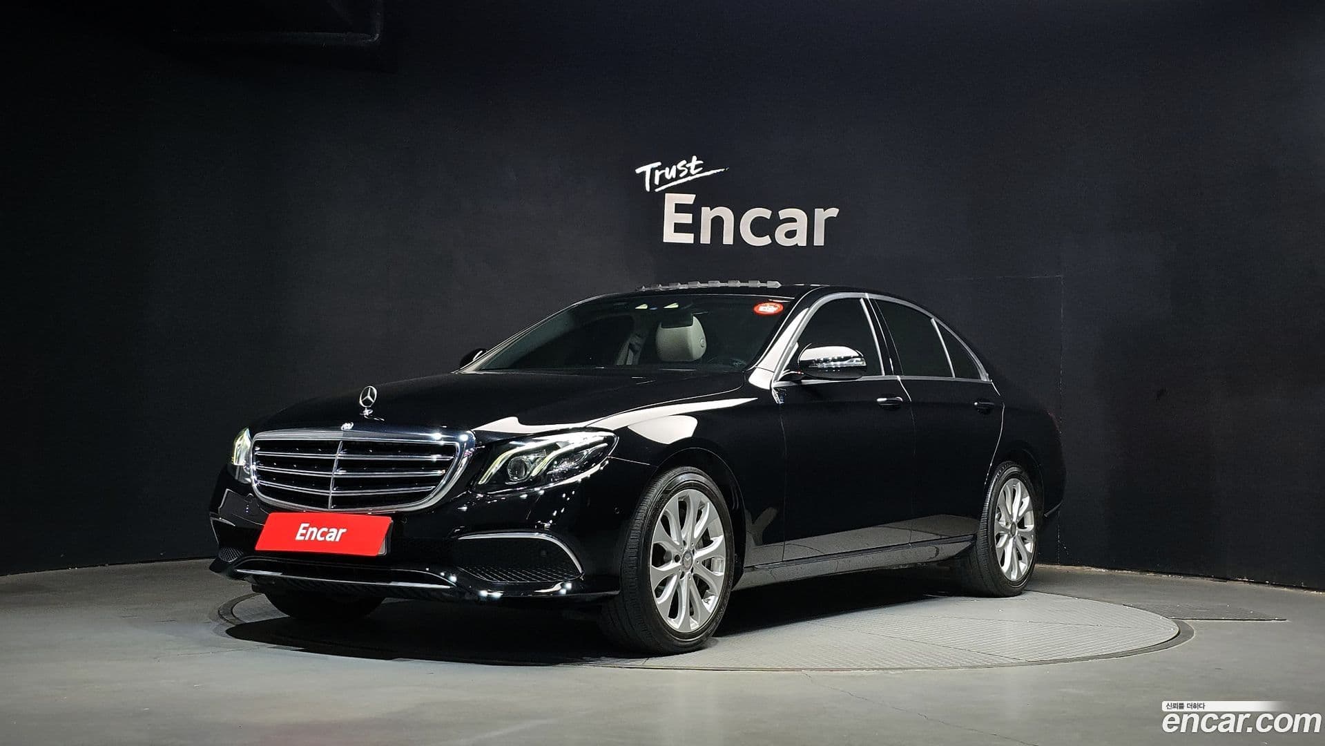 Main__Slider__Photo:E-Class Mercedes-Benz 2016.11-0