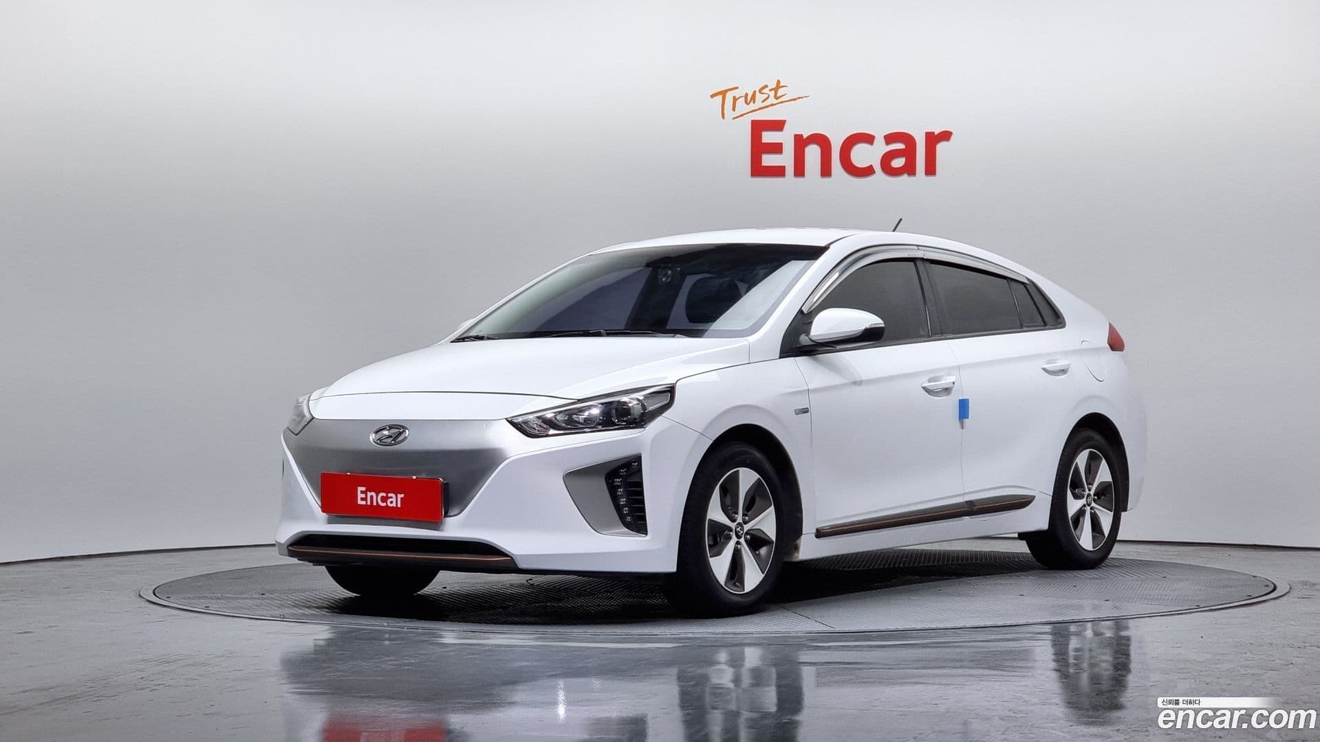 Main__Slider__Photo:Ioniq Hyundai 2017.11-0