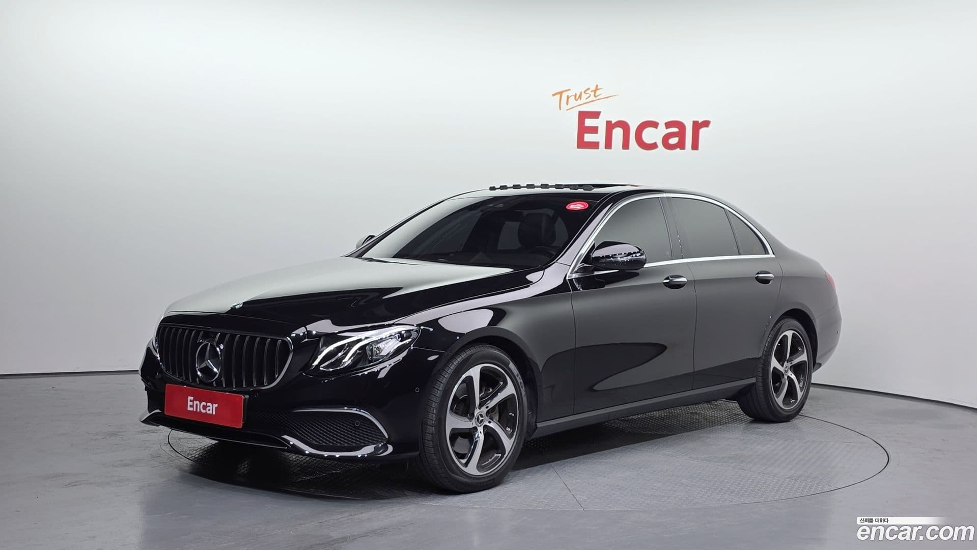Main__Slider__Photo:E-Class Mercedes-Benz 2020.6-0