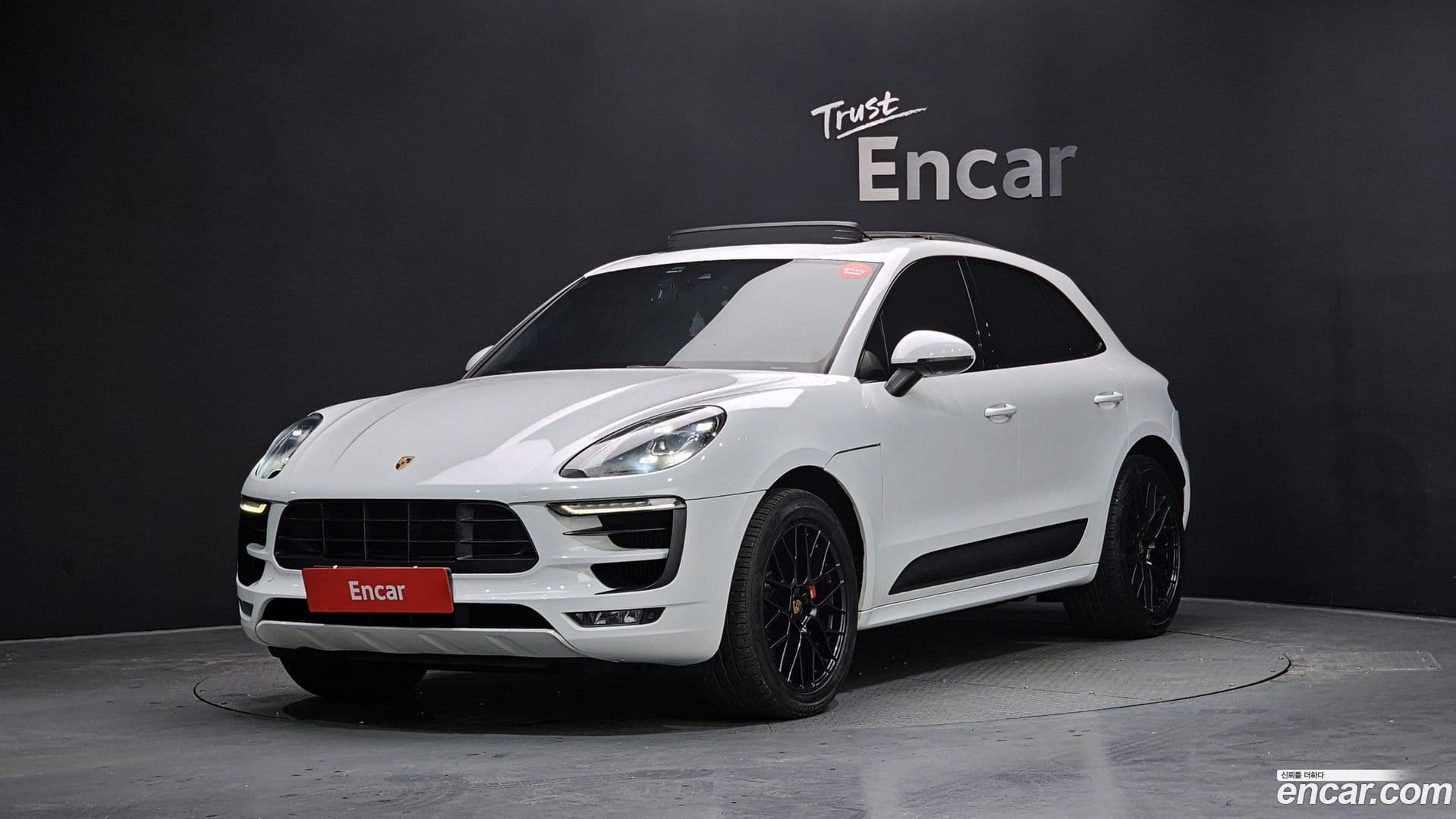 Main__Slider__Photo:Macan Porsche 2018.1-0