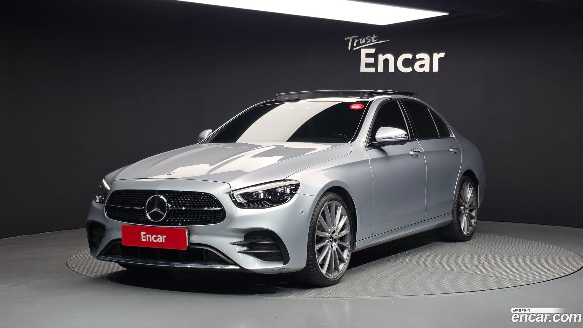 Main__Slider__Photo:E-Class Mercedes-Benz 2022.4-0