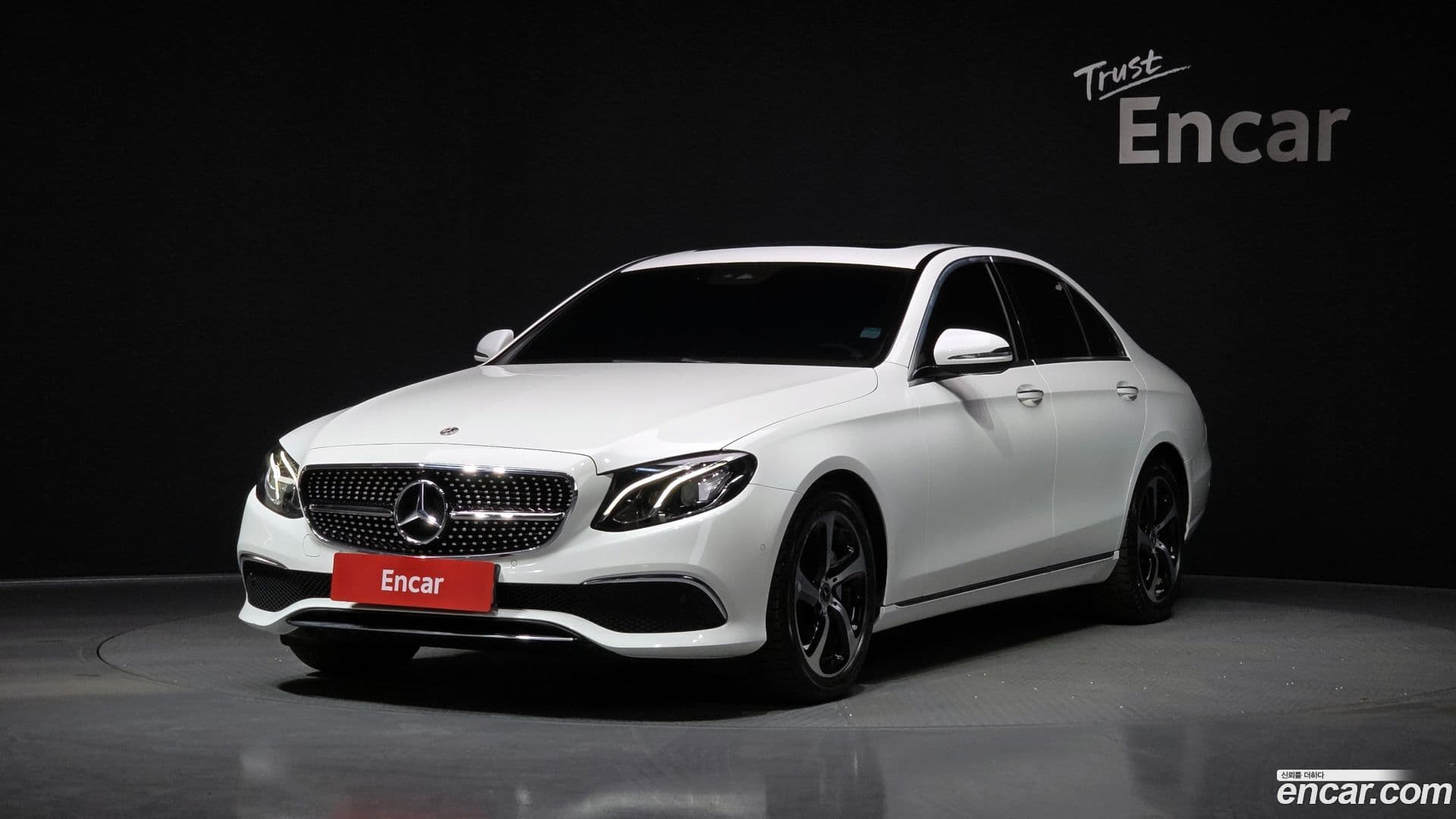 Main__Slider__Photo:E-Class Mercedes-Benz 2019.10-0