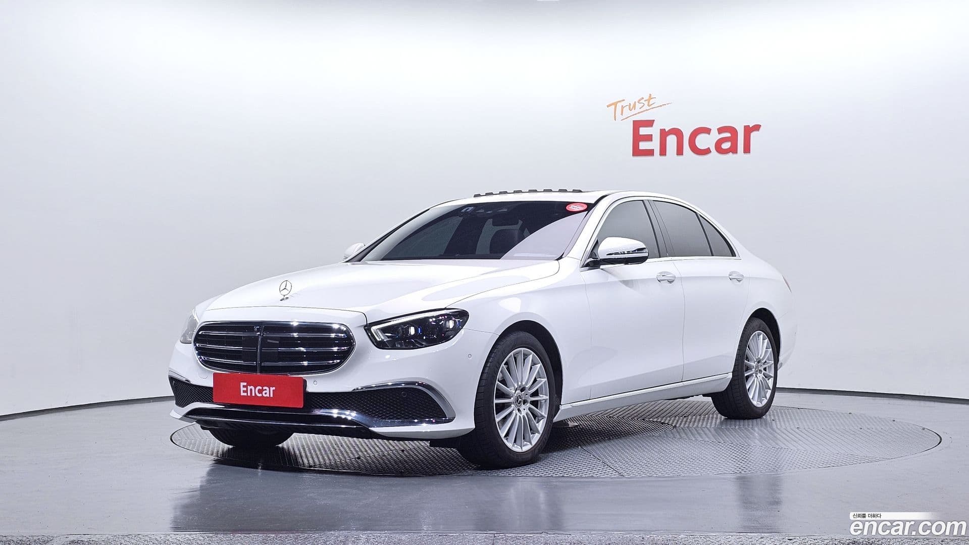 Main__Slider__Photo:E-Class Mercedes-Benz 2023.2-0
