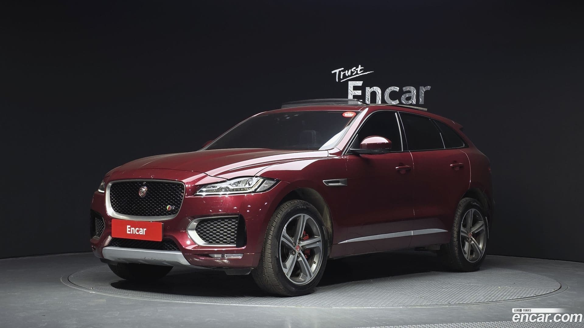 Main__Slider__Photo:F-PACE Jaguar 2017.8-0