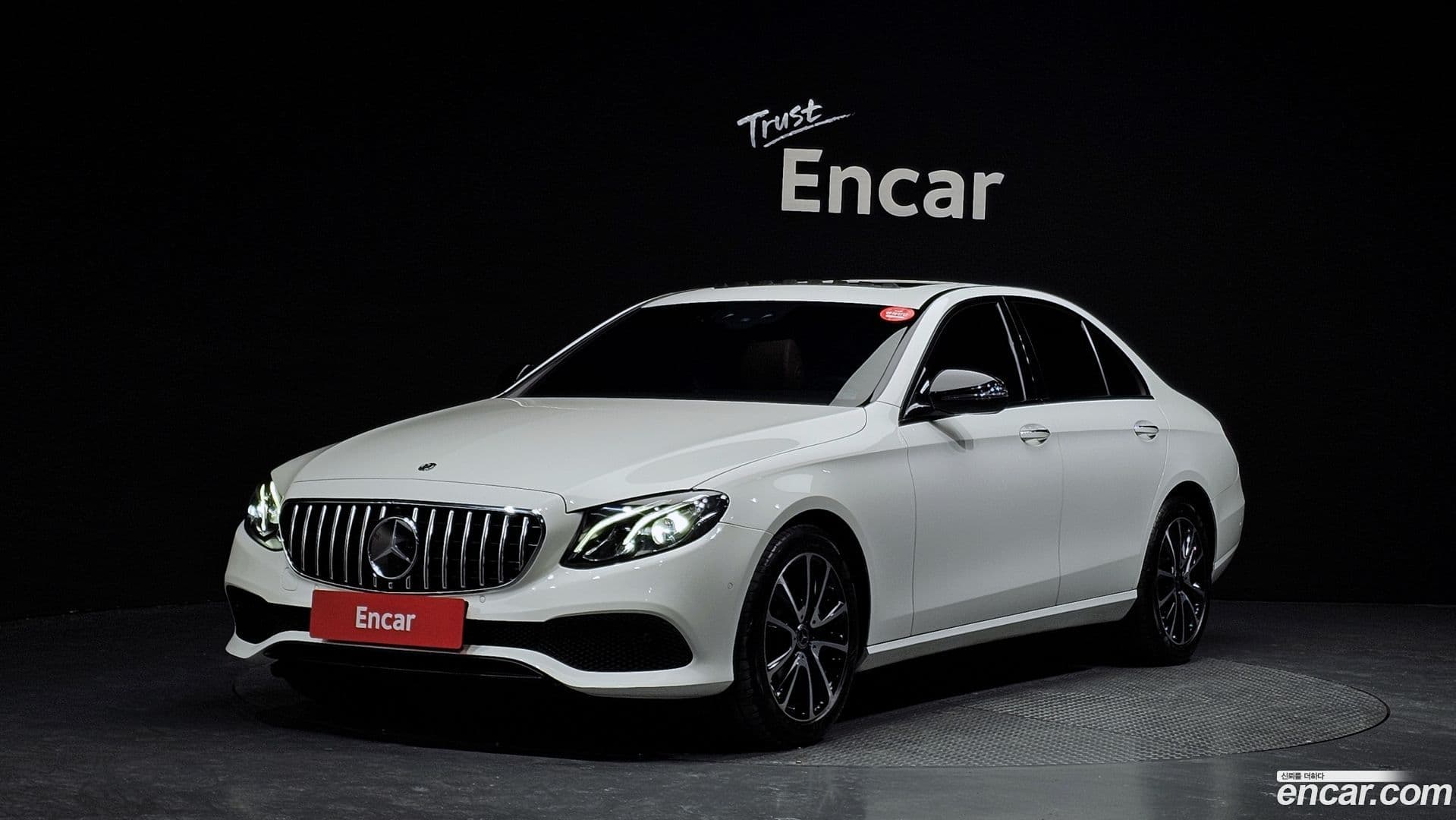 Main__Slider__Photo:E-Class Mercedes-Benz 2020.4-0