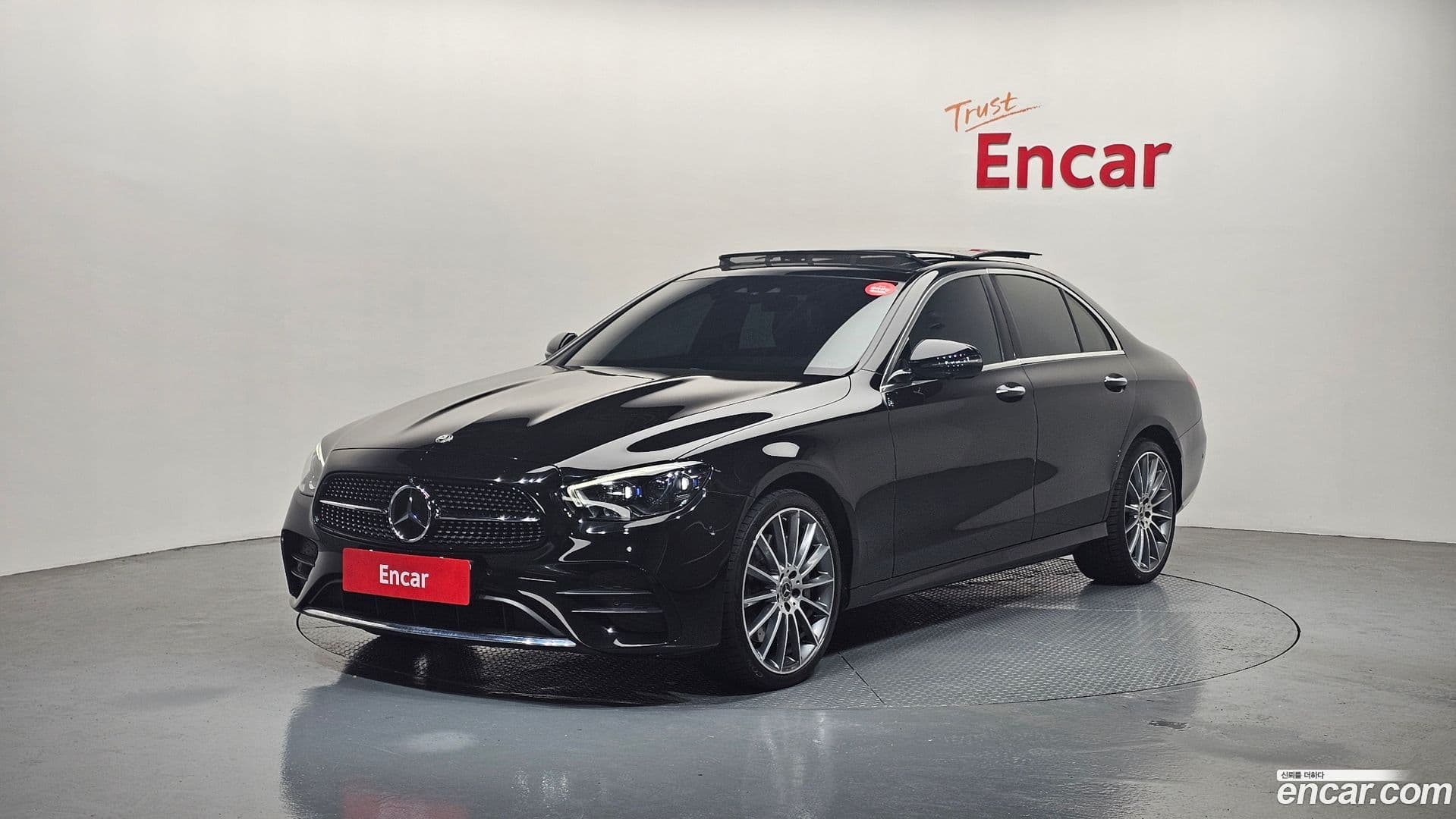 Main__Slider__Photo:E-Class Mercedes-Benz 2022.1-0