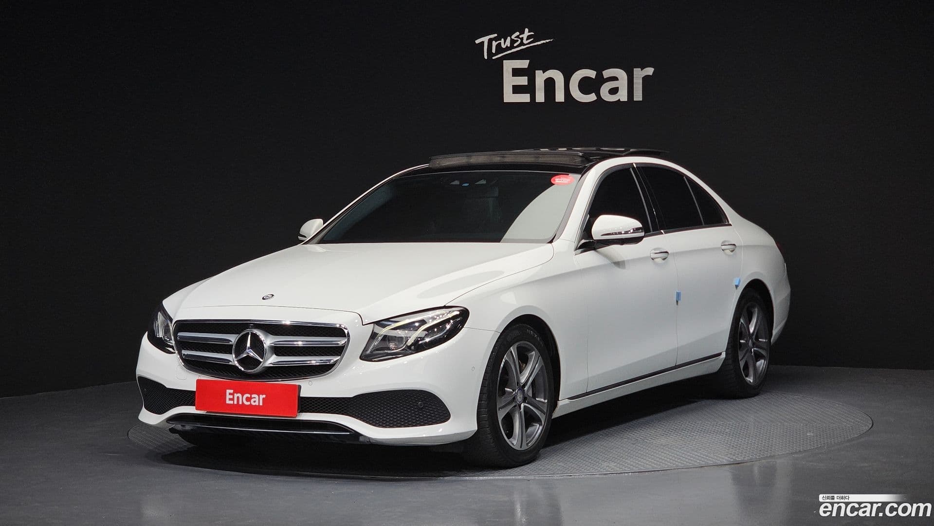 Main__Slider__Photo:E-Class Mercedes-Benz 2016.9-0