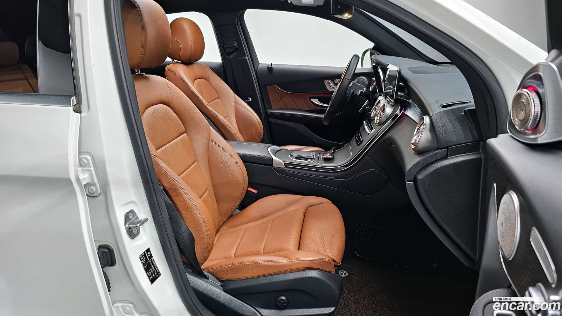 GLC-Class Mercedes-Benz 2020.1-INNER-010