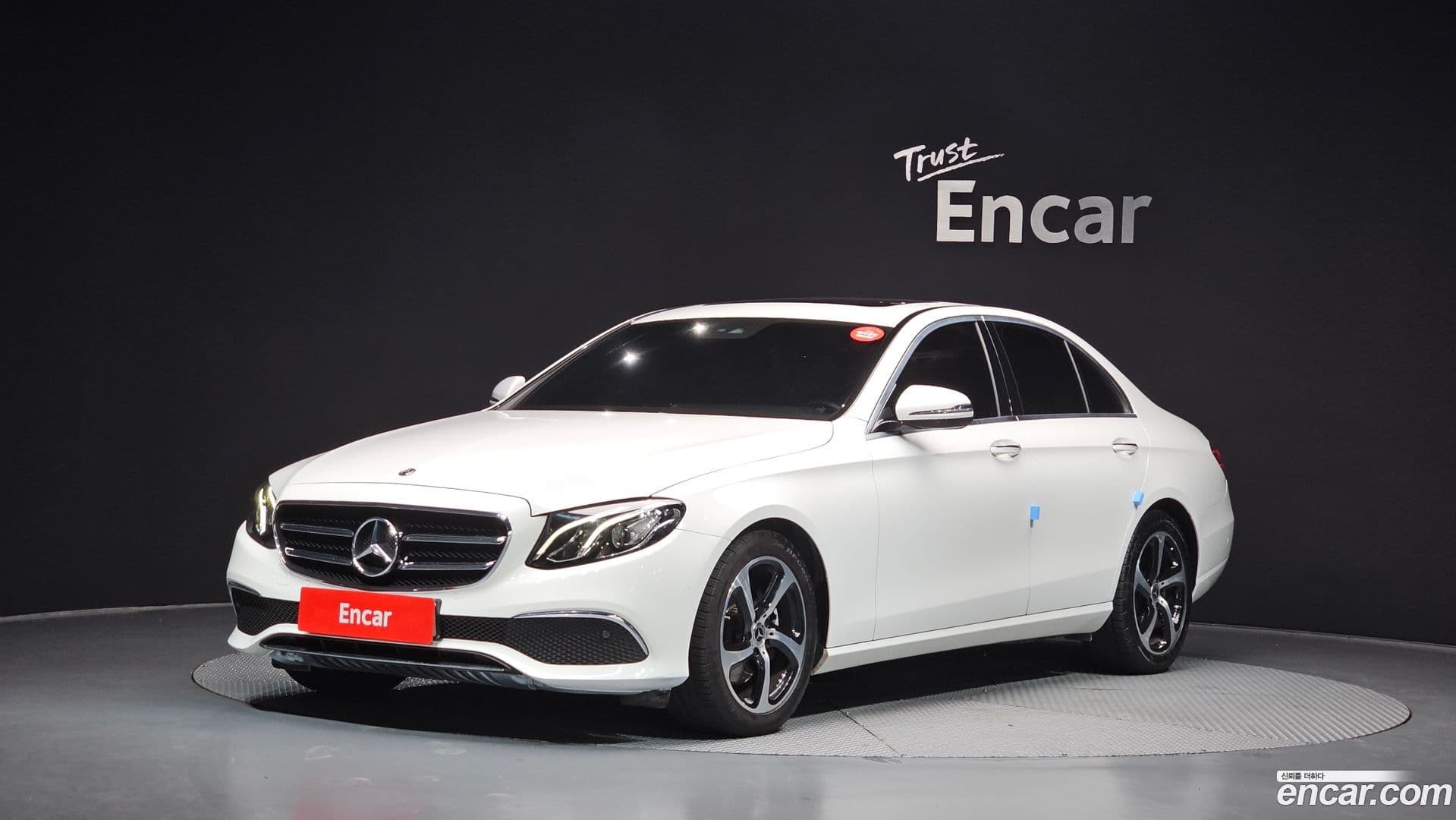 Main__Slider__Photo:E-Class Mercedes-Benz 2020.3-0