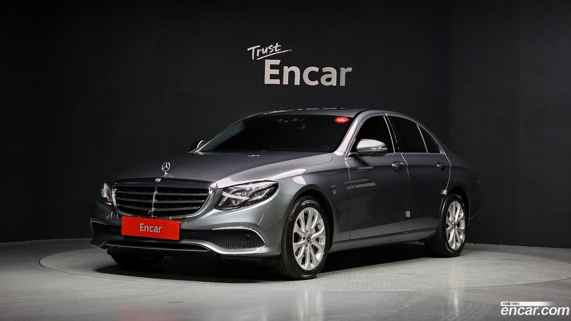 Main__Slider__Photo:E-Class Mercedes-Benz 2017.10-0