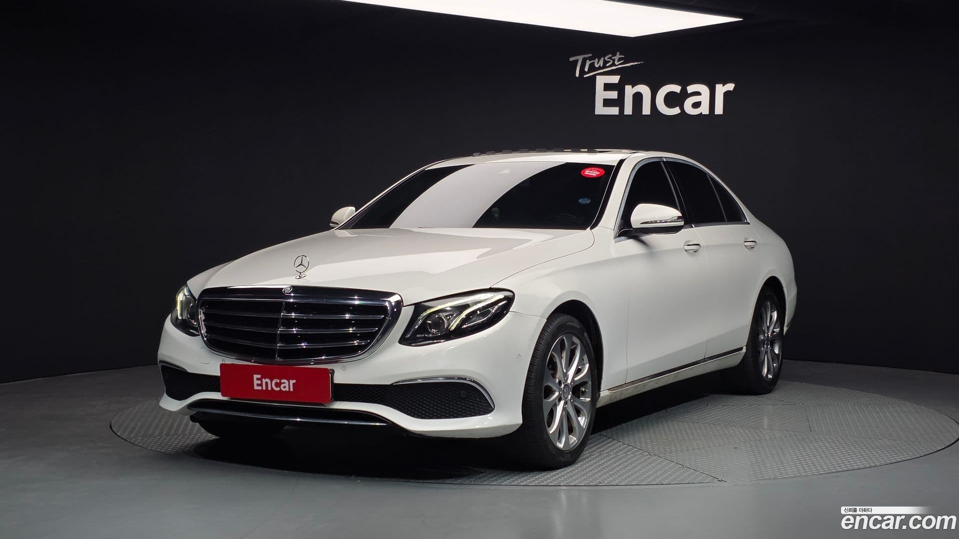 Main__Slider__Photo:E-Class Mercedes-Benz 2016.9-0