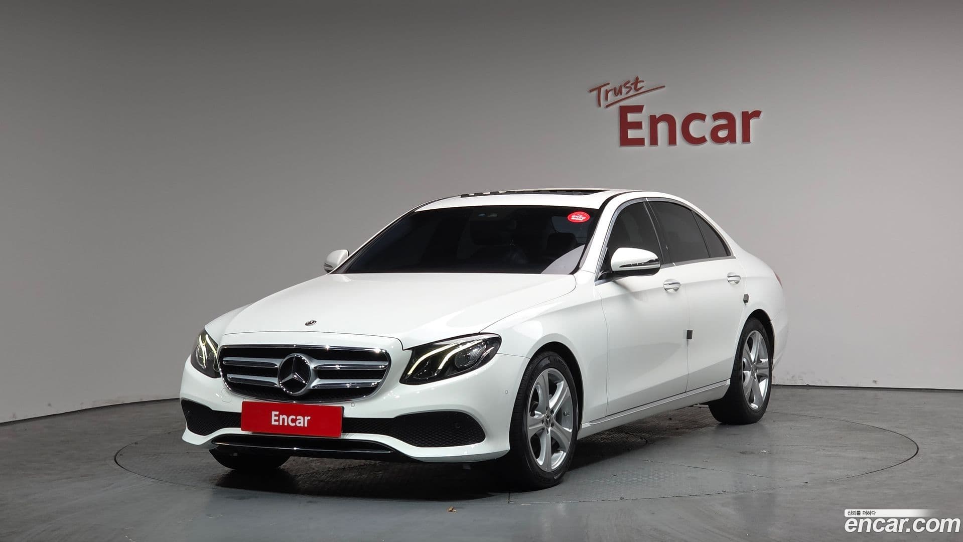 Main__Slider__Photo:E-Class Mercedes-Benz 2017.8-0