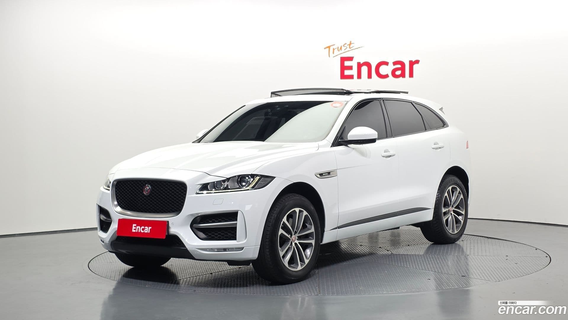 Main__Slider__Photo:F-PACE Jaguar 2016.7-0