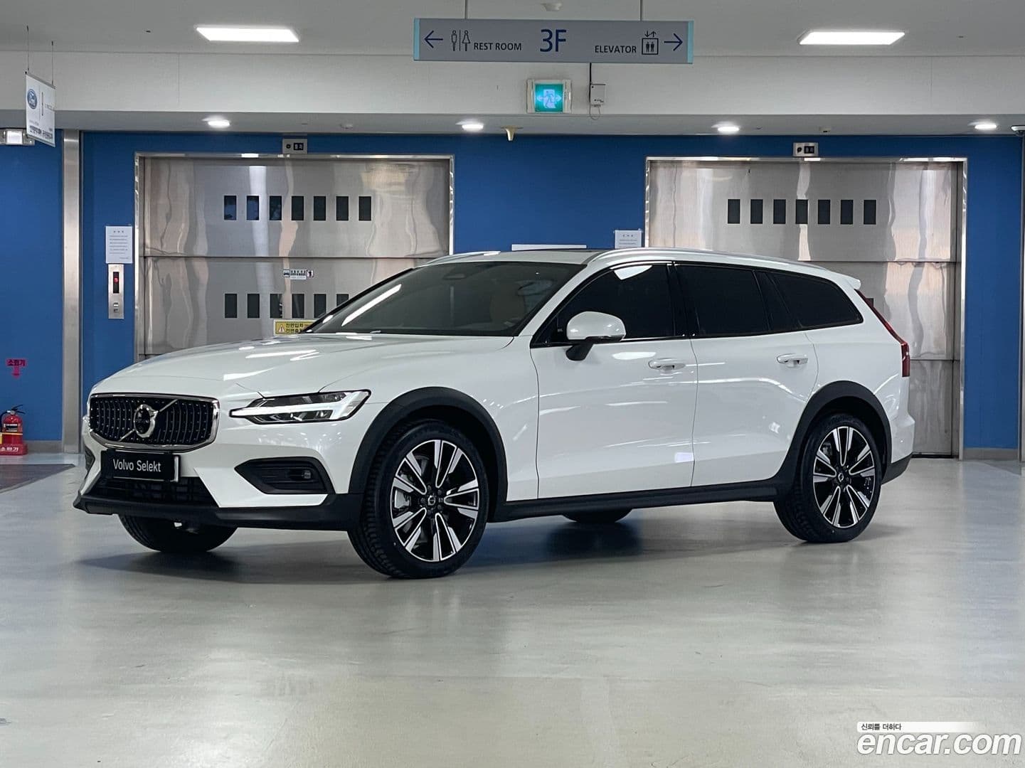 Main__Slider__Photo:V60 Volvo 2025.8-0