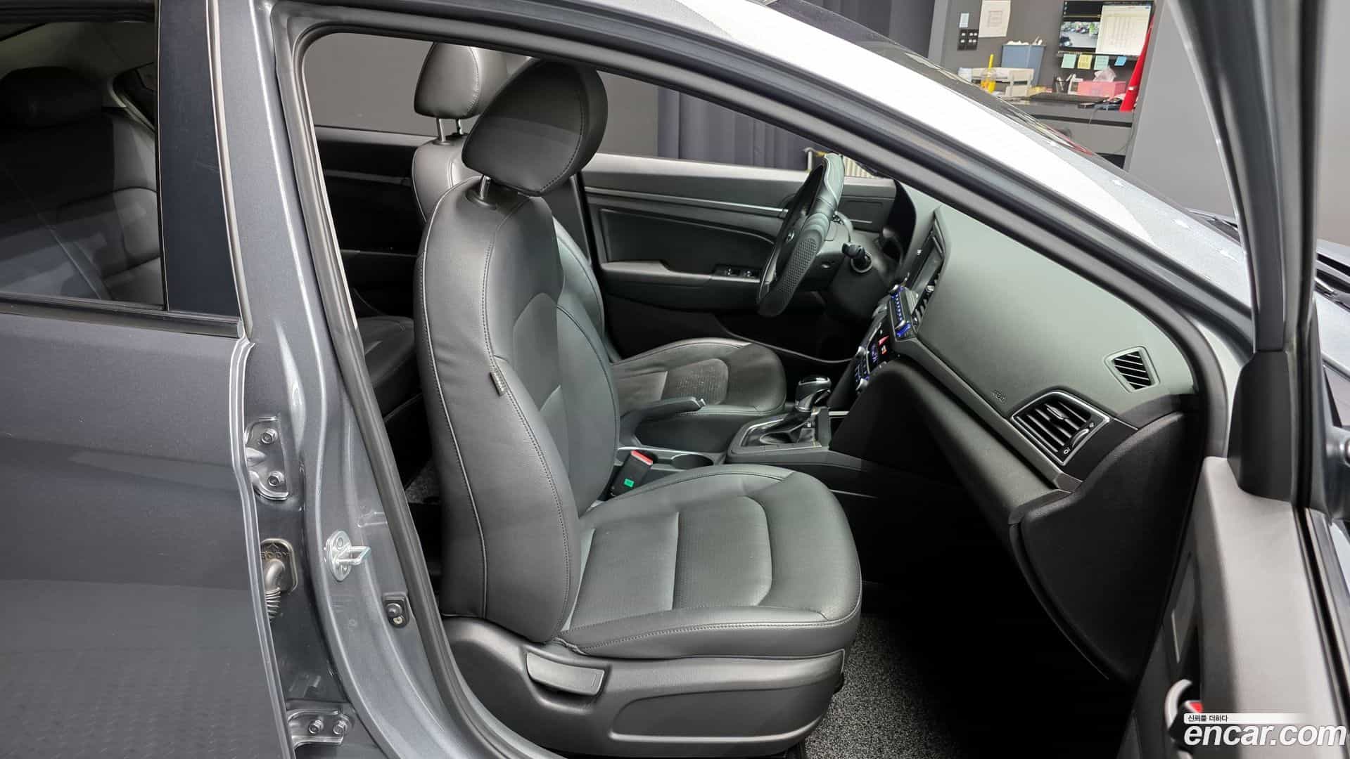 AVANTE Hyundai 2015.9-OPTION-016