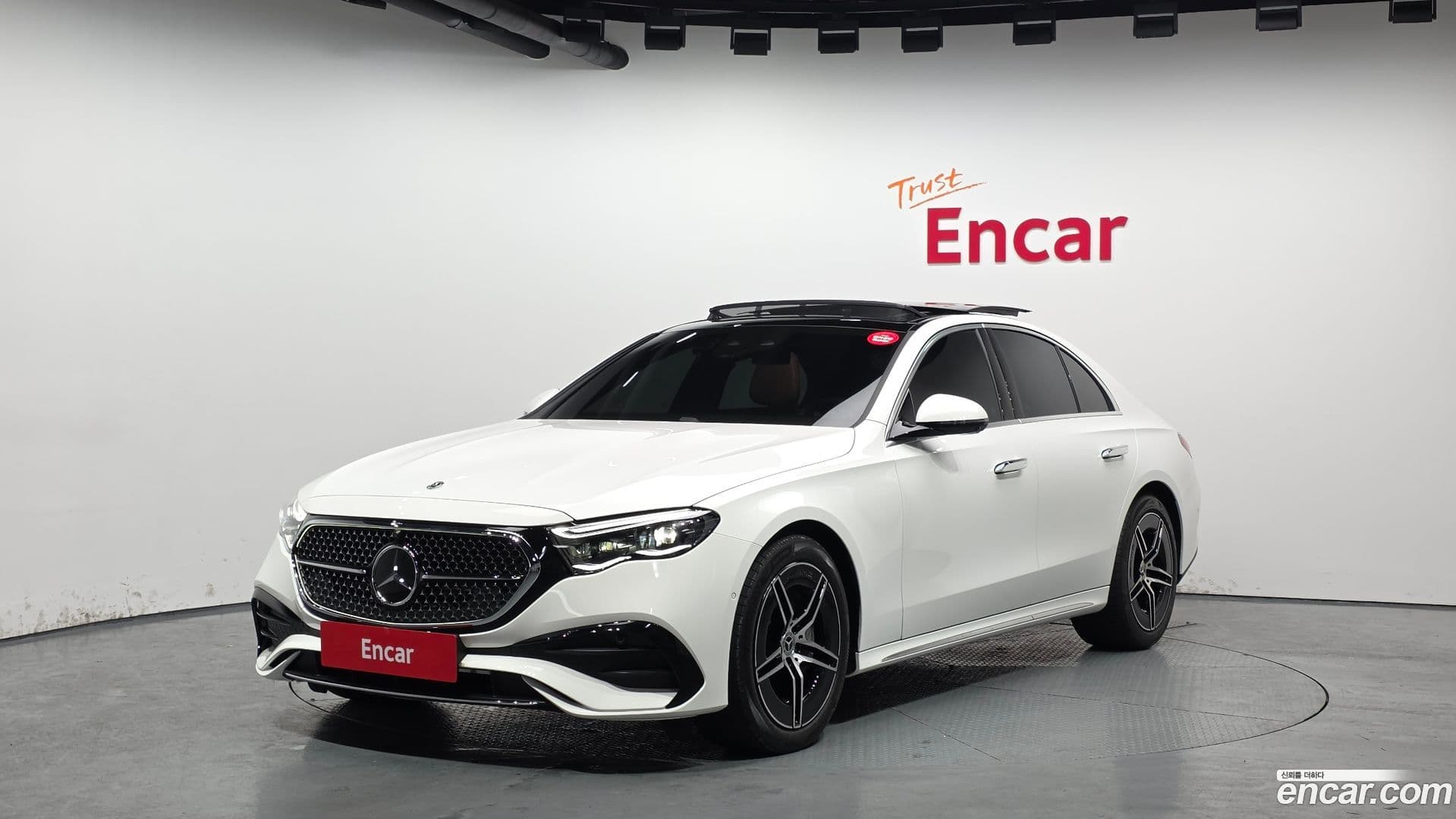 Main__Slider__Photo:E-Class Mercedes-Benz 2025.10-0