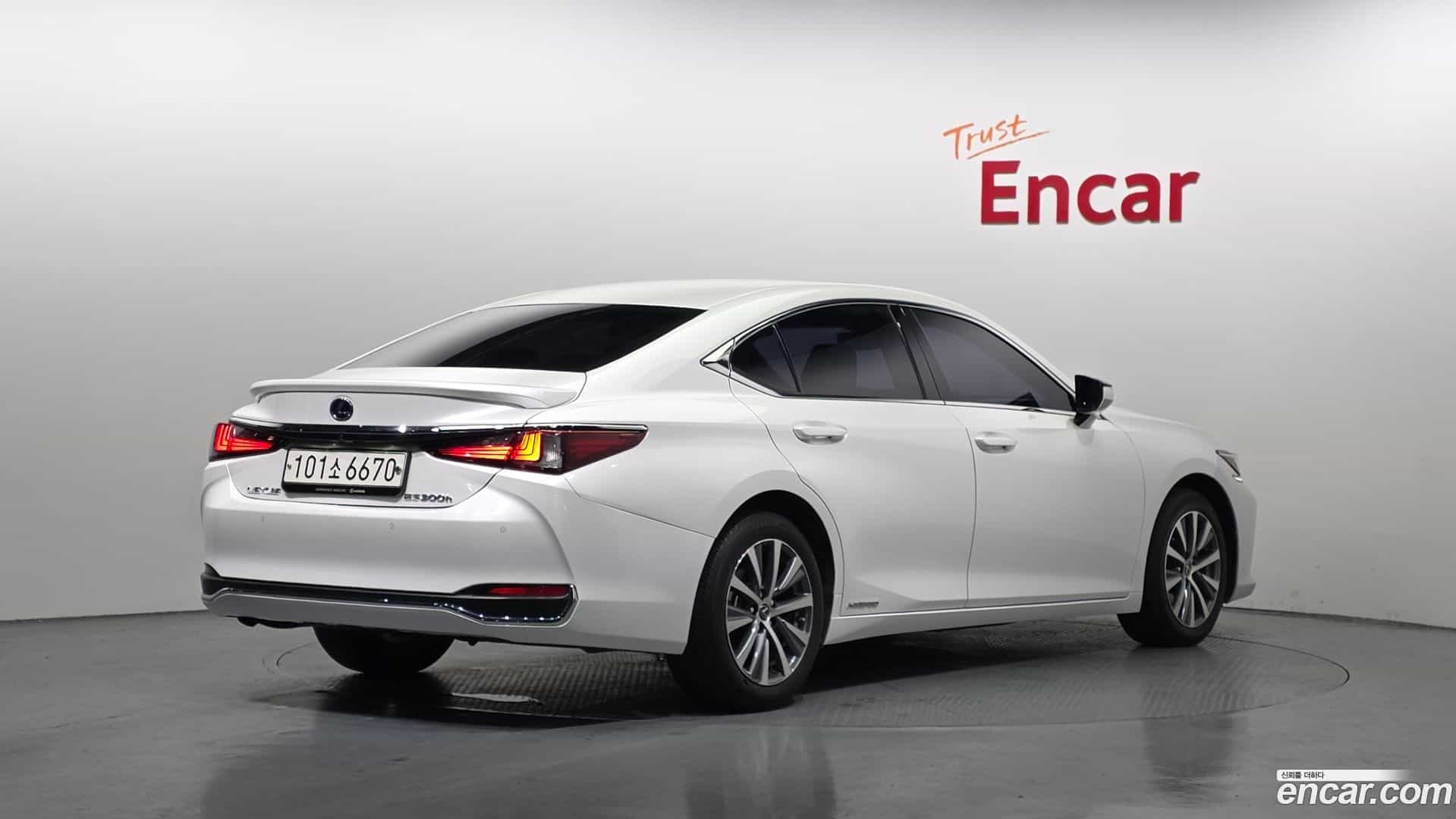 ES Lexus 2019.1-OUTER-002