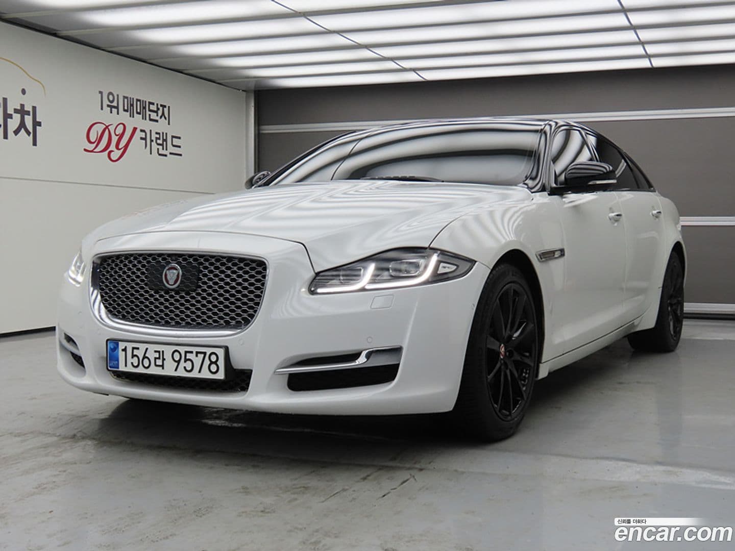 Main__Slider__Photo:XJ Jaguar 2016.9-0