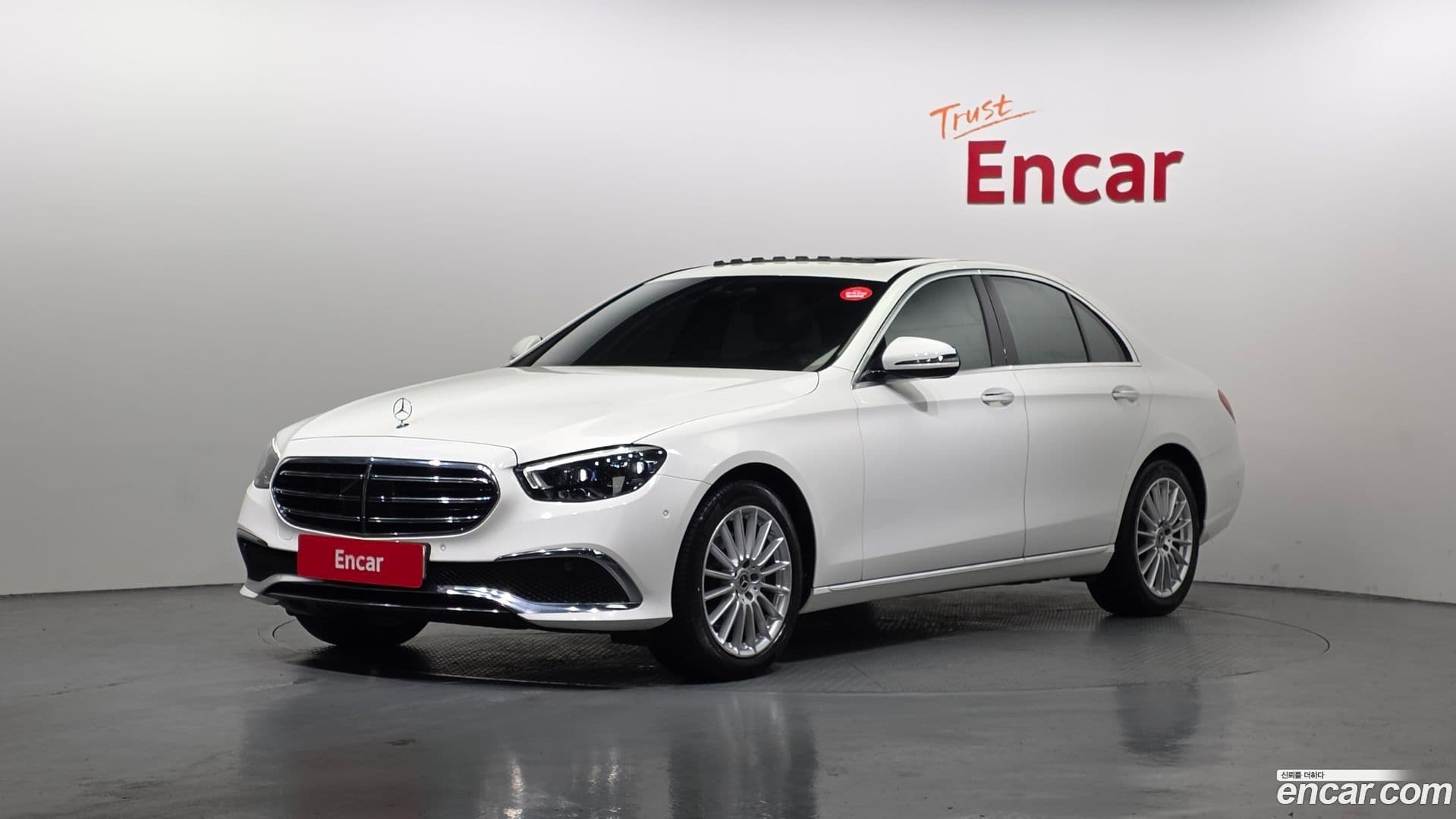 Main__Slider__Photo:E-Class Mercedes-Benz 2021.0-0
